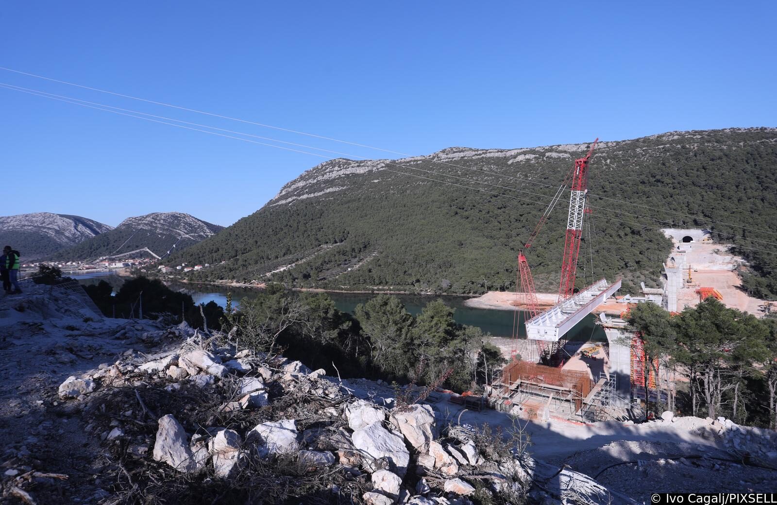 Postavljen prvi metalni segment mosta Ston