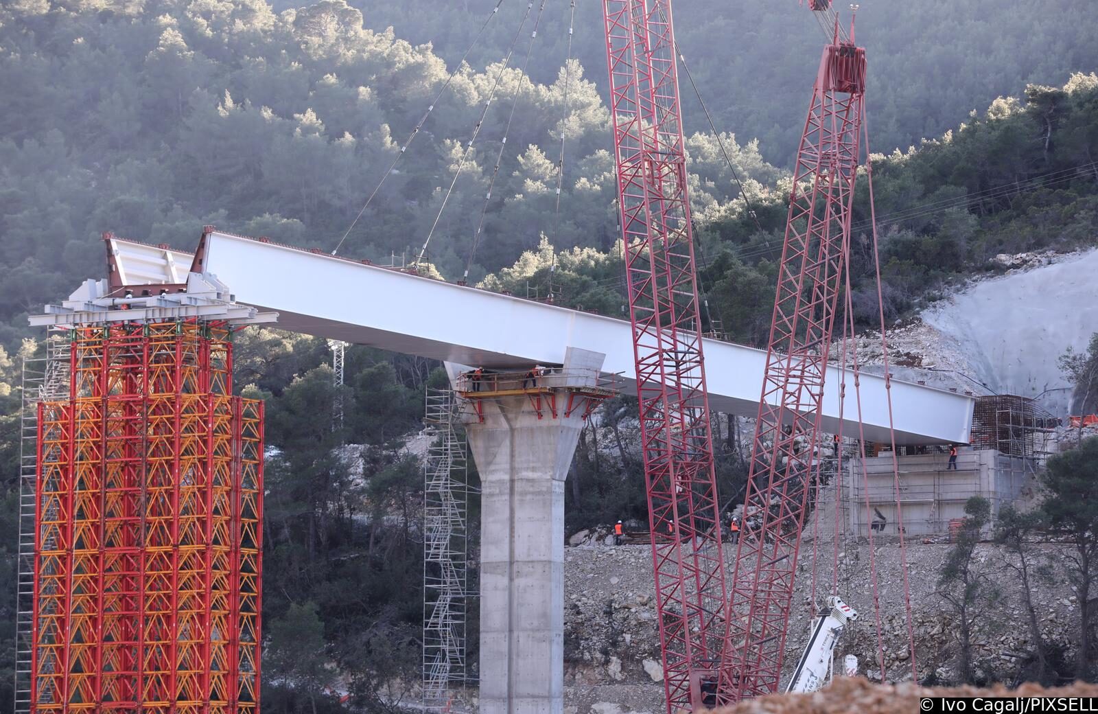 Postavljen prvi metalni segment mosta Ston