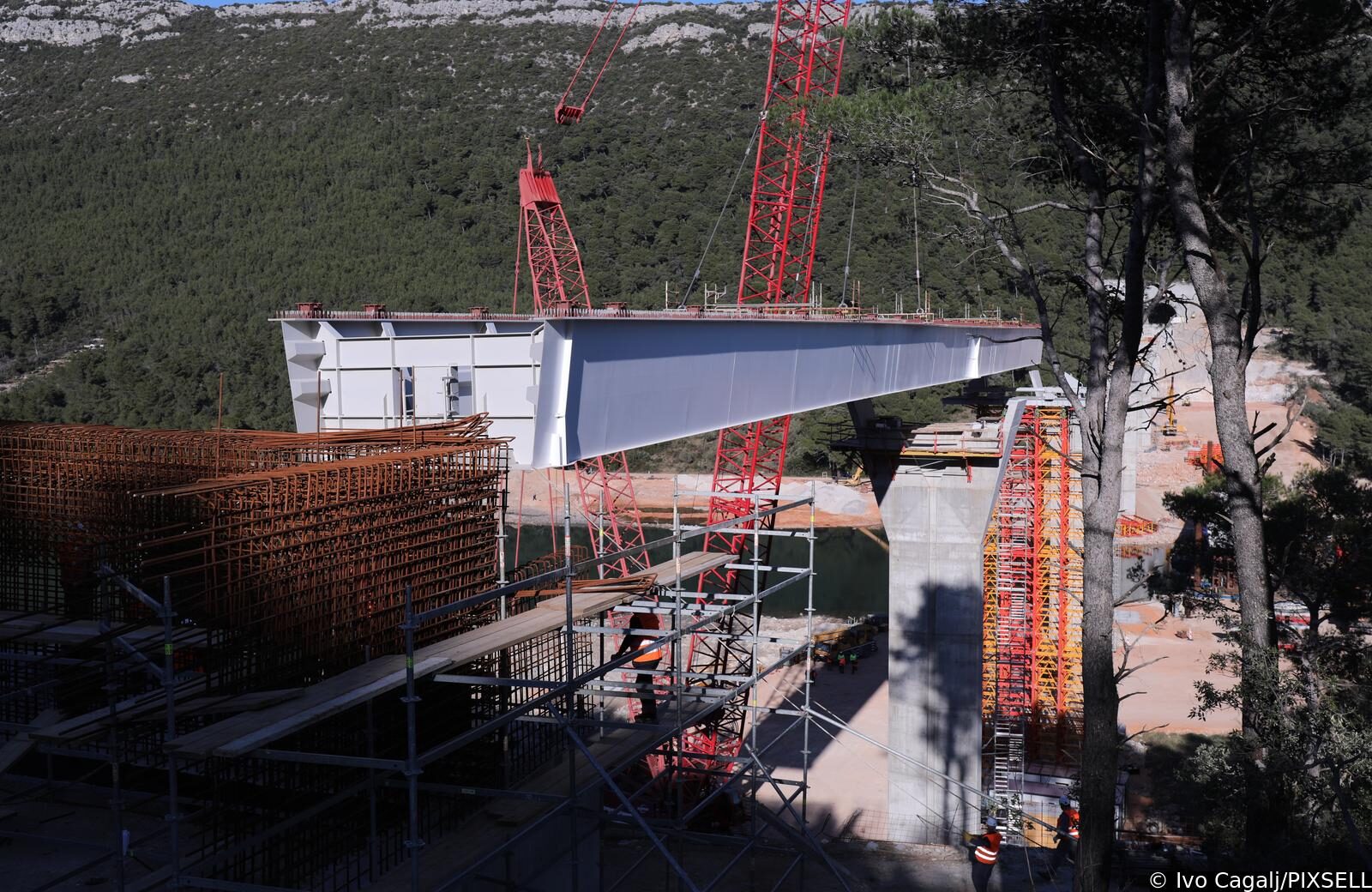 Postavljen prvi metalni segment mosta Ston