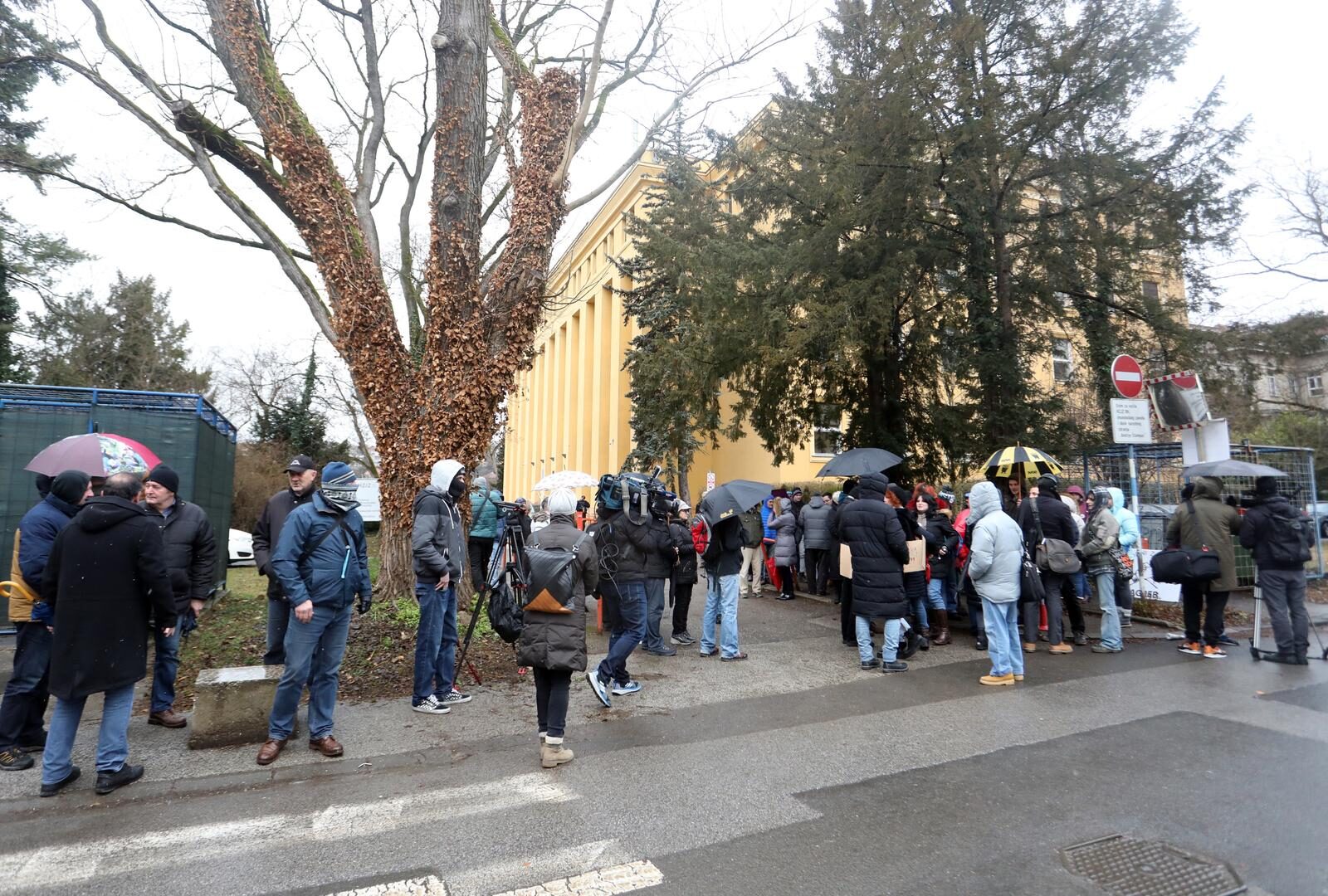 Ispred HZJZ organiziran je mirni prosvjed protiv korona mjera