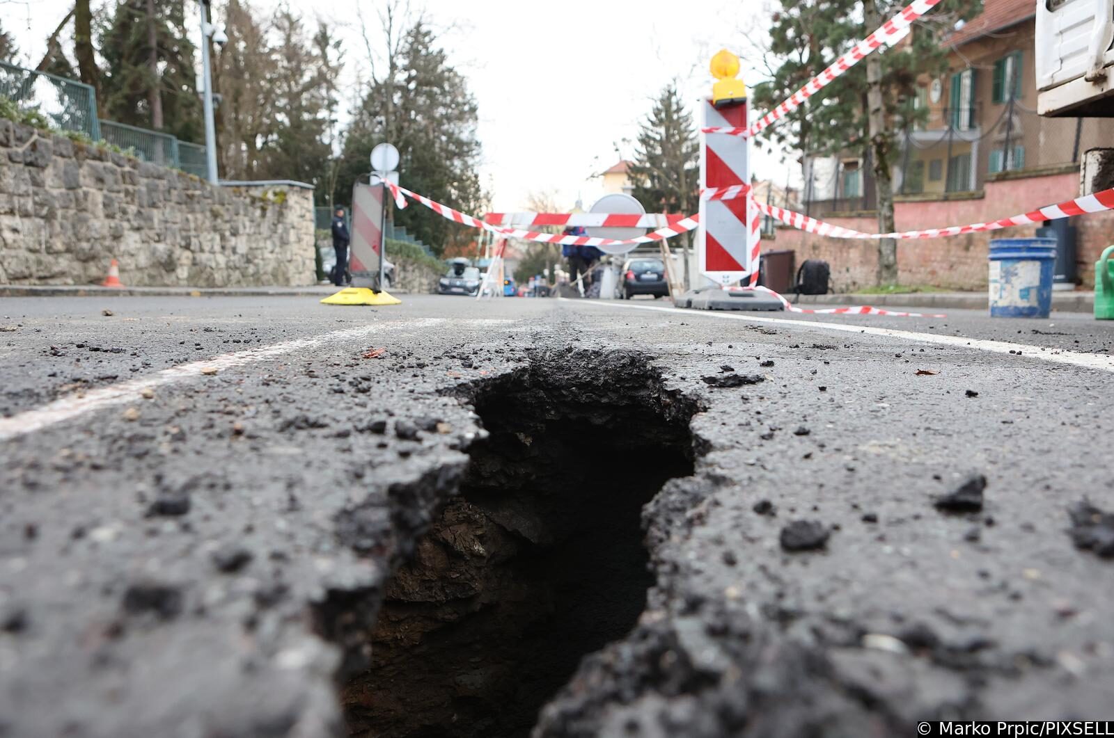 Zagreb: Obustavljen promet Jurjevskom ulicom zbog hitne sanacije kolnika