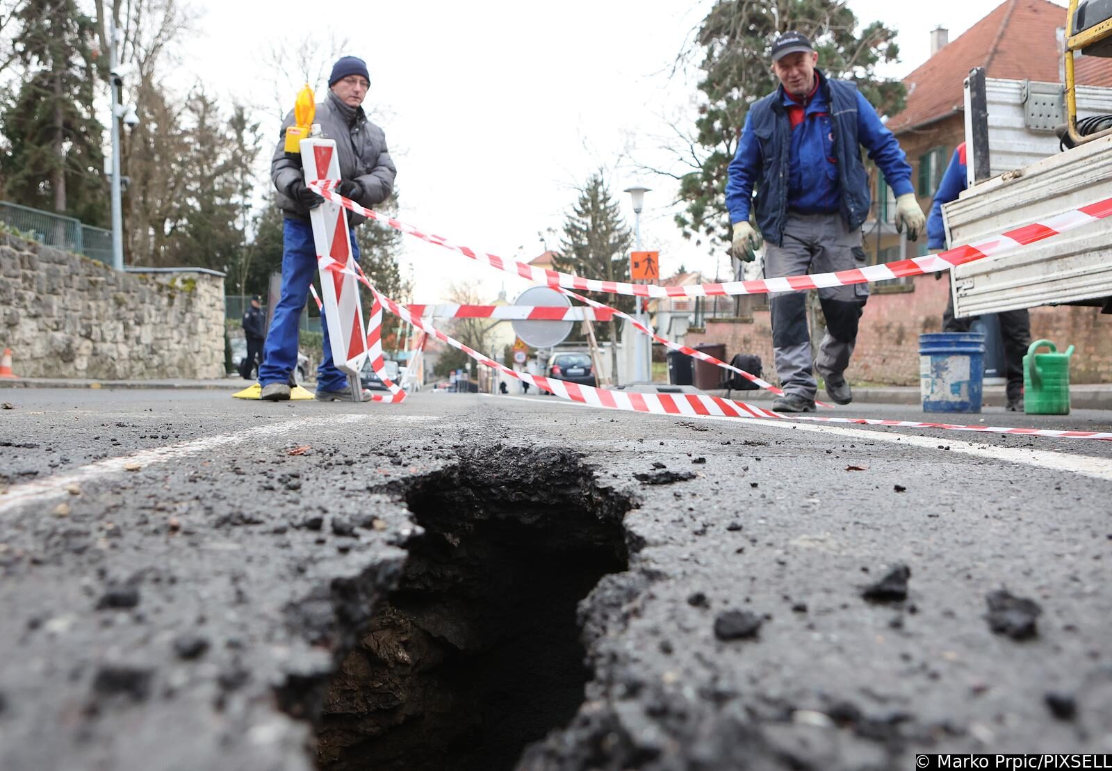 Zagreb: Obustavljen promet Jurjevskom ulicom zbog hitne sanacije kolnika