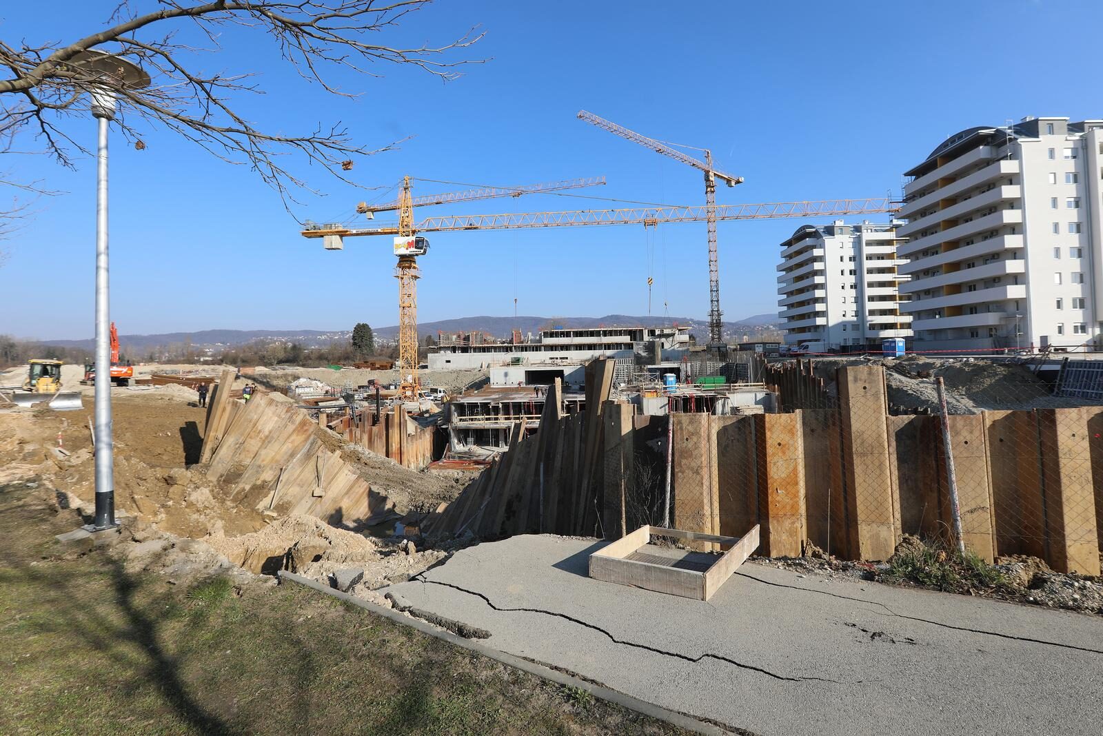 U zagrebačkom naselju Špansko urušio se dio pješačkog nogostupa