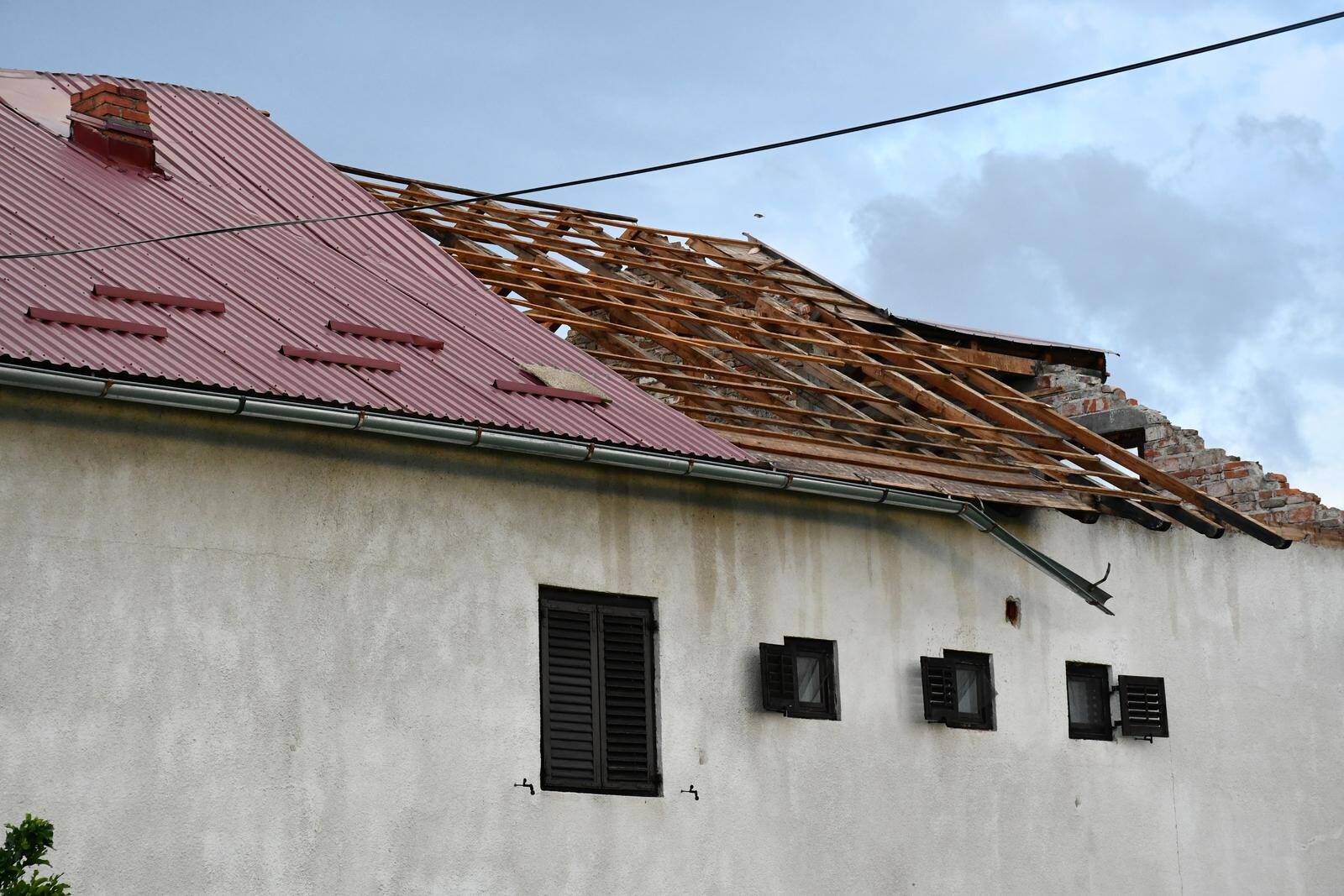 Nevrijeme praćeno  jakim vjetrom zahvatilo Sela, intervenirali vatrogasci