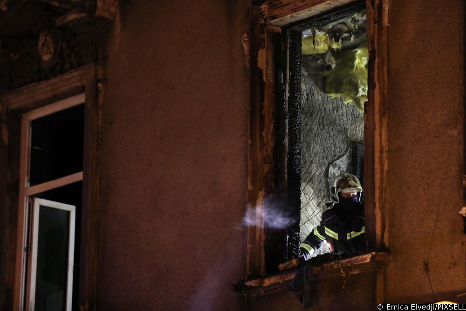 Sedmero ljudi spašeno je iz požara koji je zahvatio stan na drugom katu zgrade u Palmotićevoj ulici u centru Zagreba