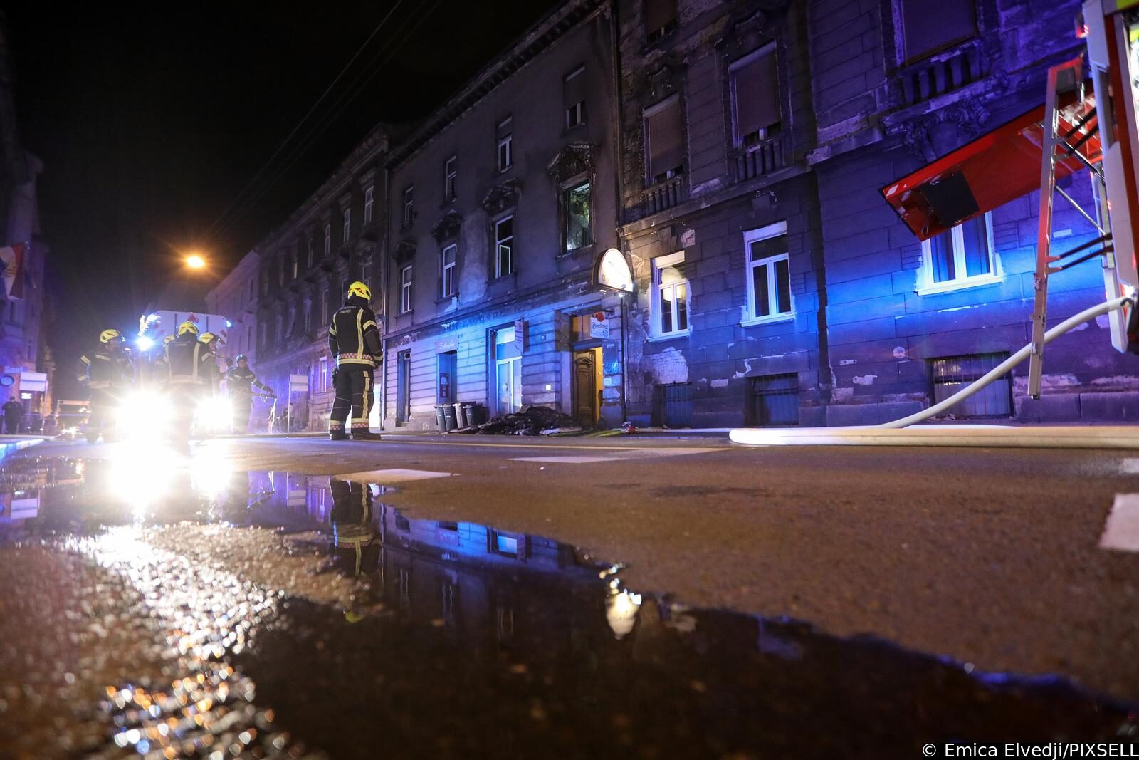 Sedmero ljudi spašeno je iz požara koji je zahvatio stan na drugom katu zgrade u Palmotićevoj ulici u centru Zagreba