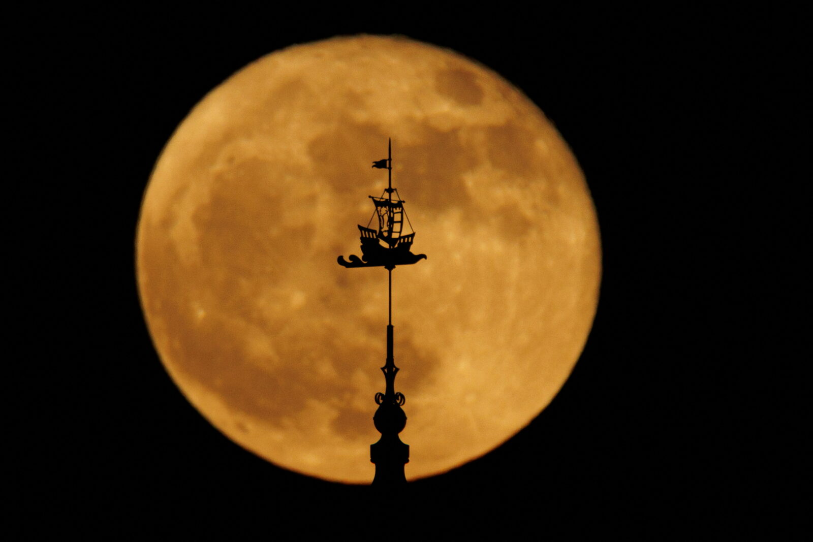 Full strawberry moon rises over Californian