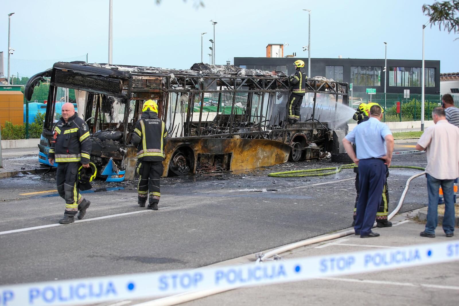 Zagreb: Zapalio se autobus na okretištu u Novom Jelkovcu