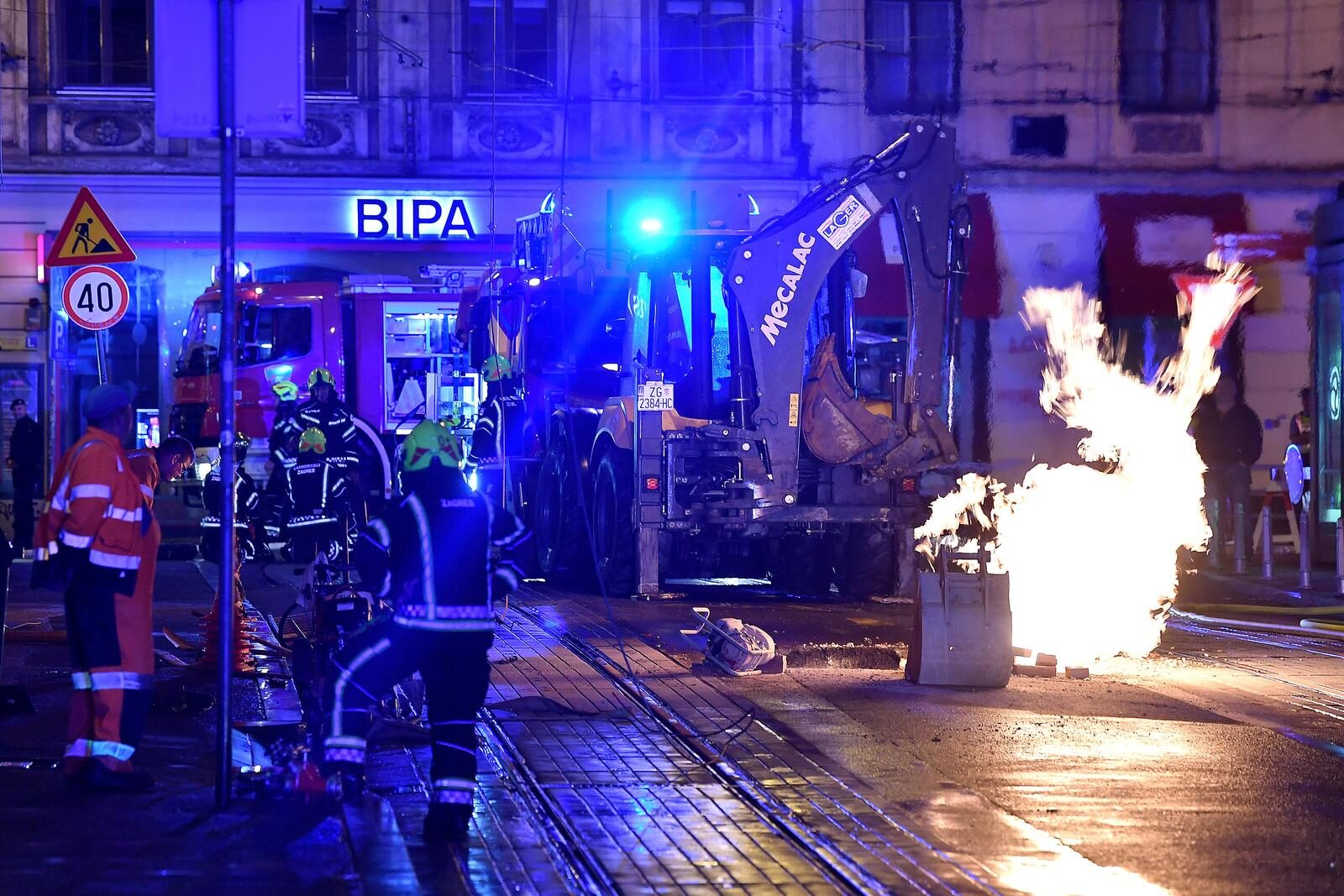 Požar u Frankopanskoj - pri sanaciji vodovodne cijevi probijena je i plinska, bagerist u bolnici