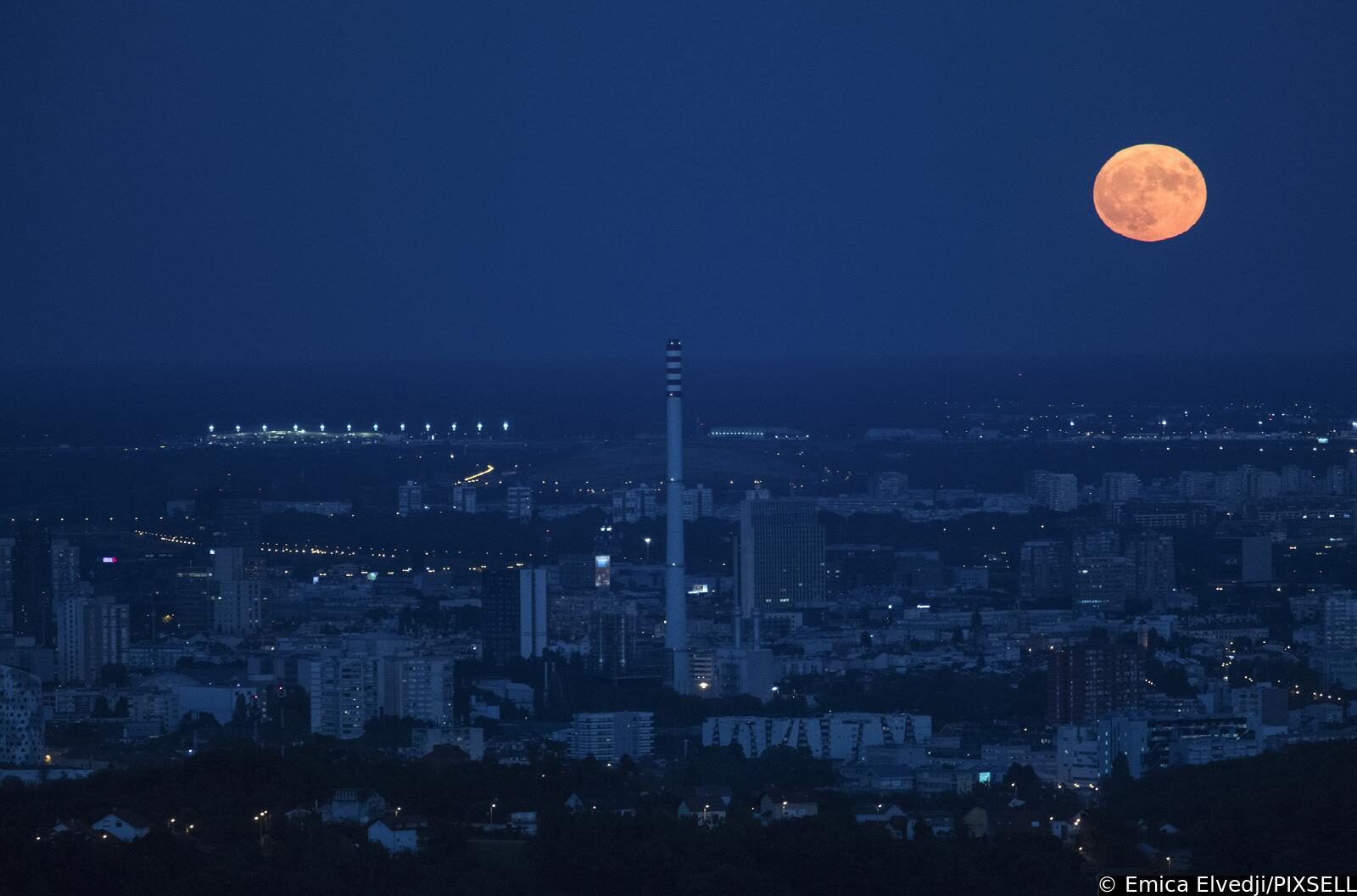 Najveći ovogodišnji supermjesec iznad panorame Zagreba