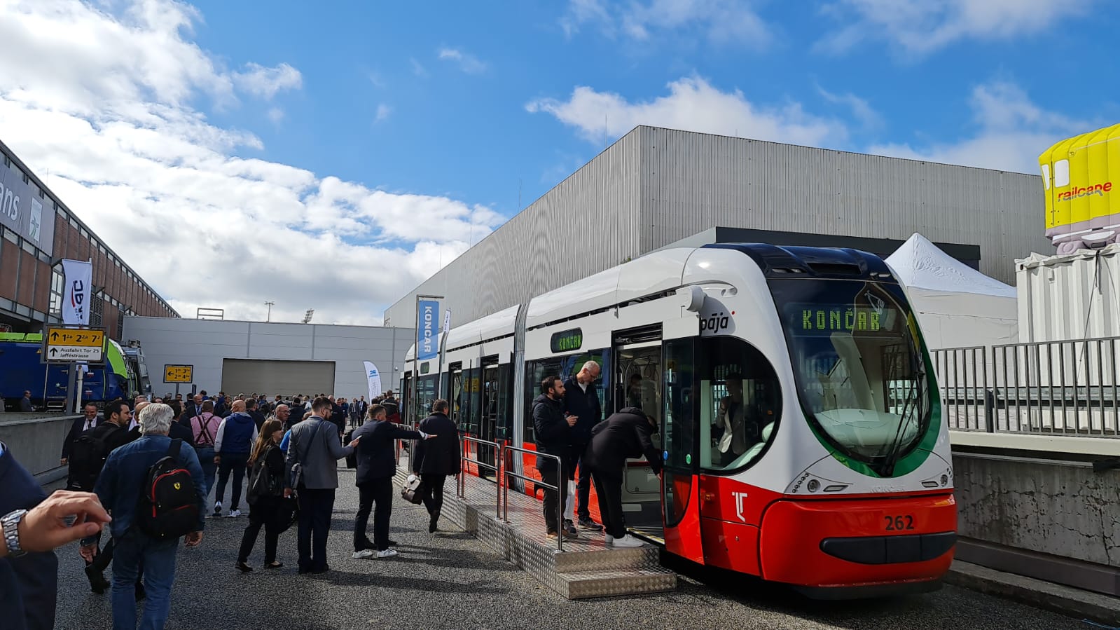 InnoTrans 2022_KONČAR_Niskopodni tramvaj na vanjskom izložbenom prostoru_01