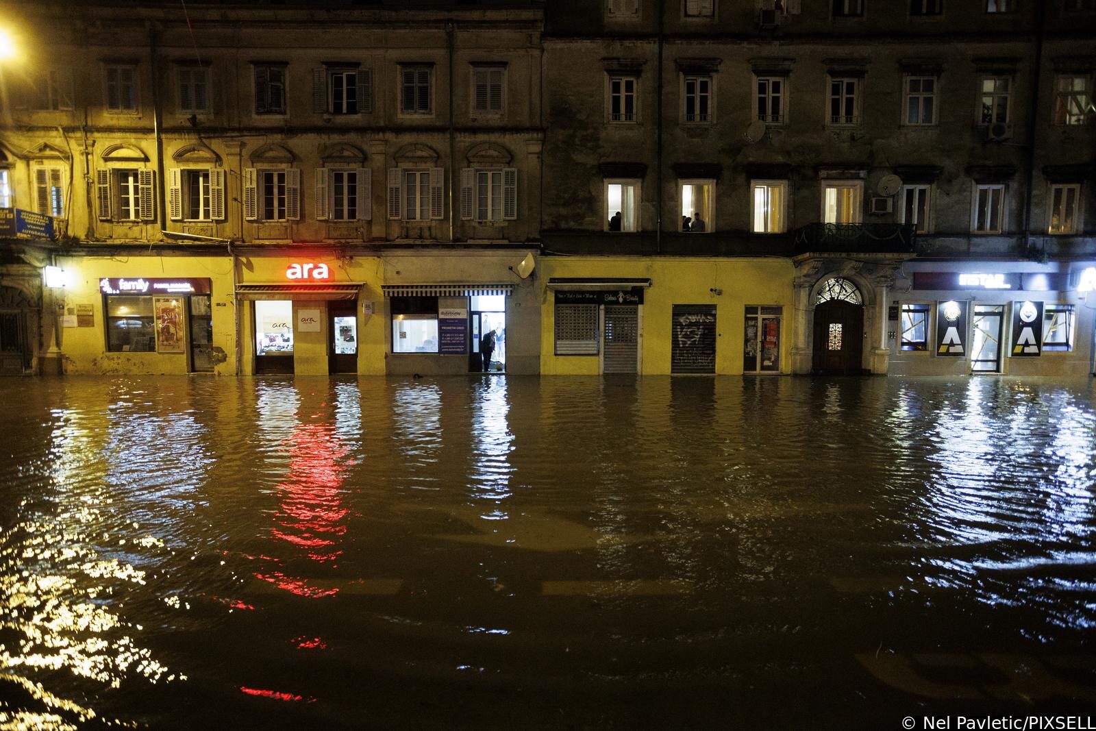 Riječka Fiumara nakon obilne kiše potpuno potopljena, automobili ostali zarobljeni u vodi