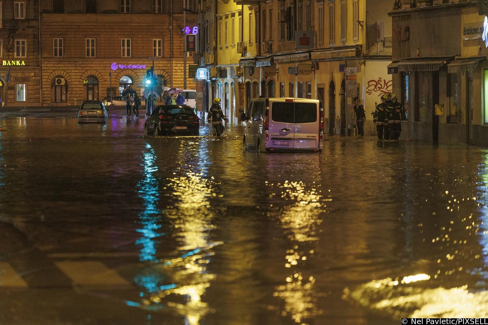 Riječka Fiumara nakon obilne kiše potpuno potopljena, automobili ostali zarobljeni u vodi