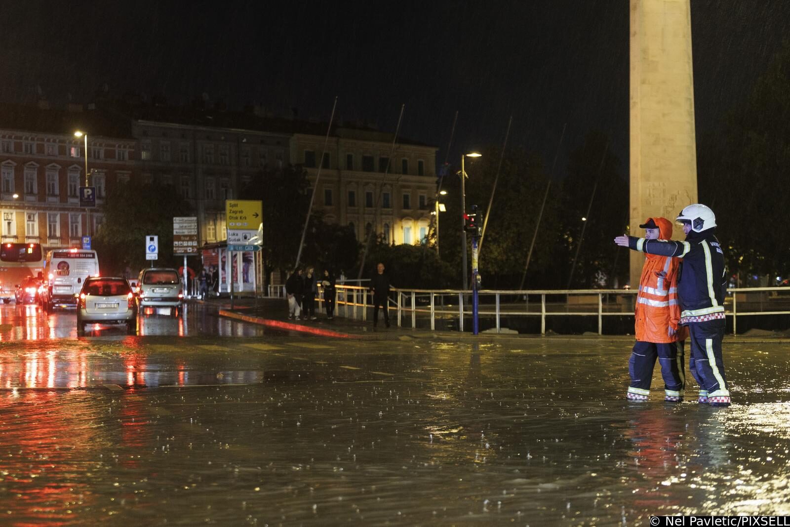 Riječka Fiumara nakon obilne kiše potpuno potopljena, automobili ostali zarobljeni u vodi