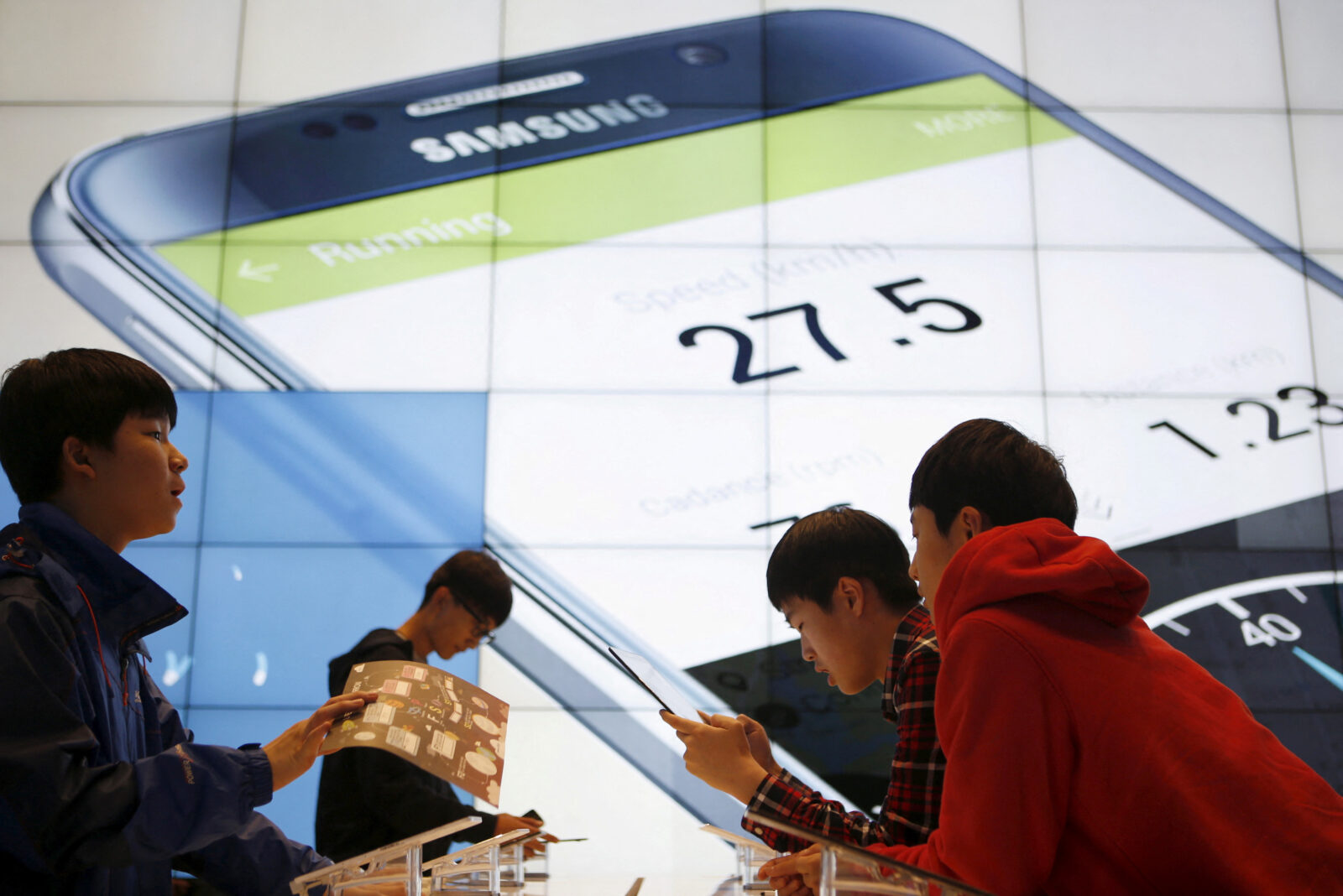 FILE PHOTO: Students try out Samsung Electronics products at company’s headquarters in Seoul