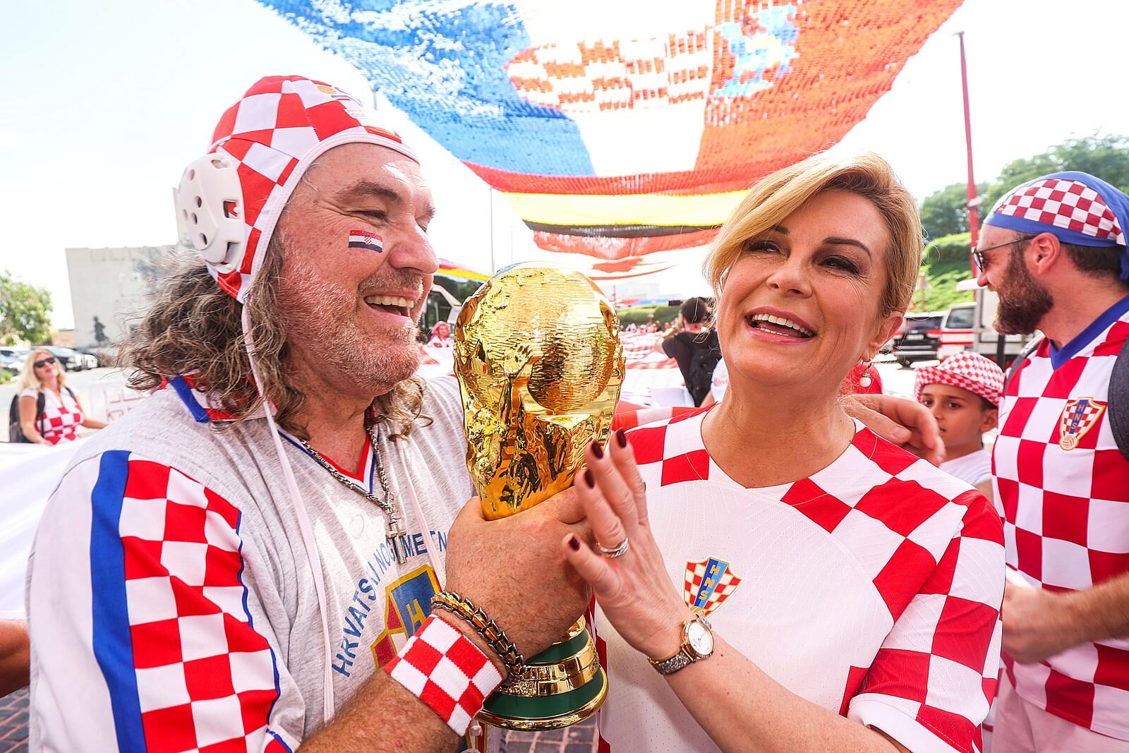 KATAR 2022: Bivša hrvatska predsjednica Kolinda Grabar Kitarović od ranog jutra druži se i pjeva s navijačima u Katru