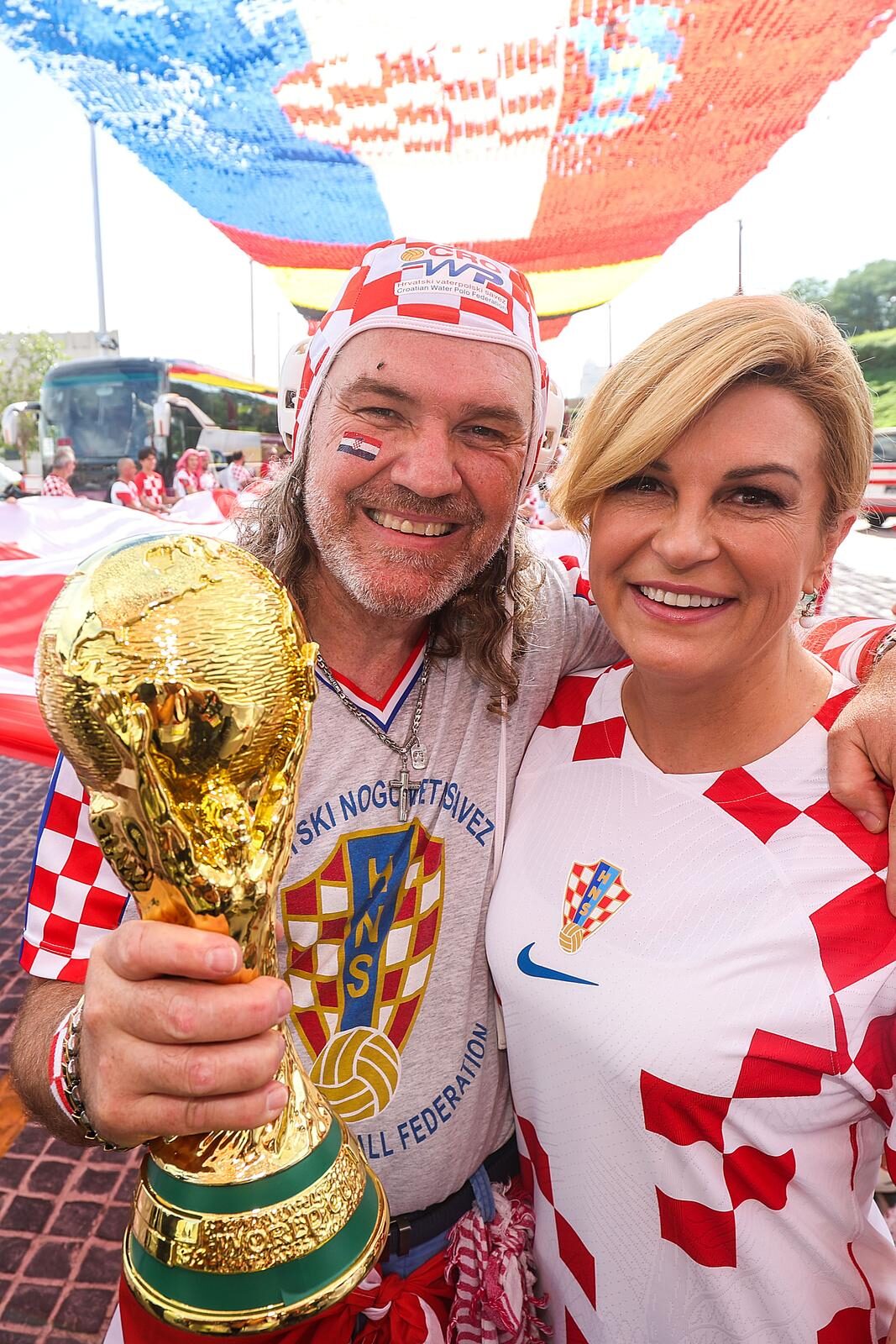 KATAR 2022: Bivša hrvatska predsjednica Kolinda Grabar Kitarović od ranog jutra druži se i pjeva s navijačima u Katru