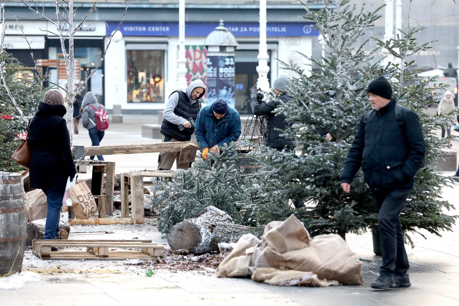 Zagreb: Uklanjanje božićnih ukrasa s Trga zbog dočeka reprezentacije