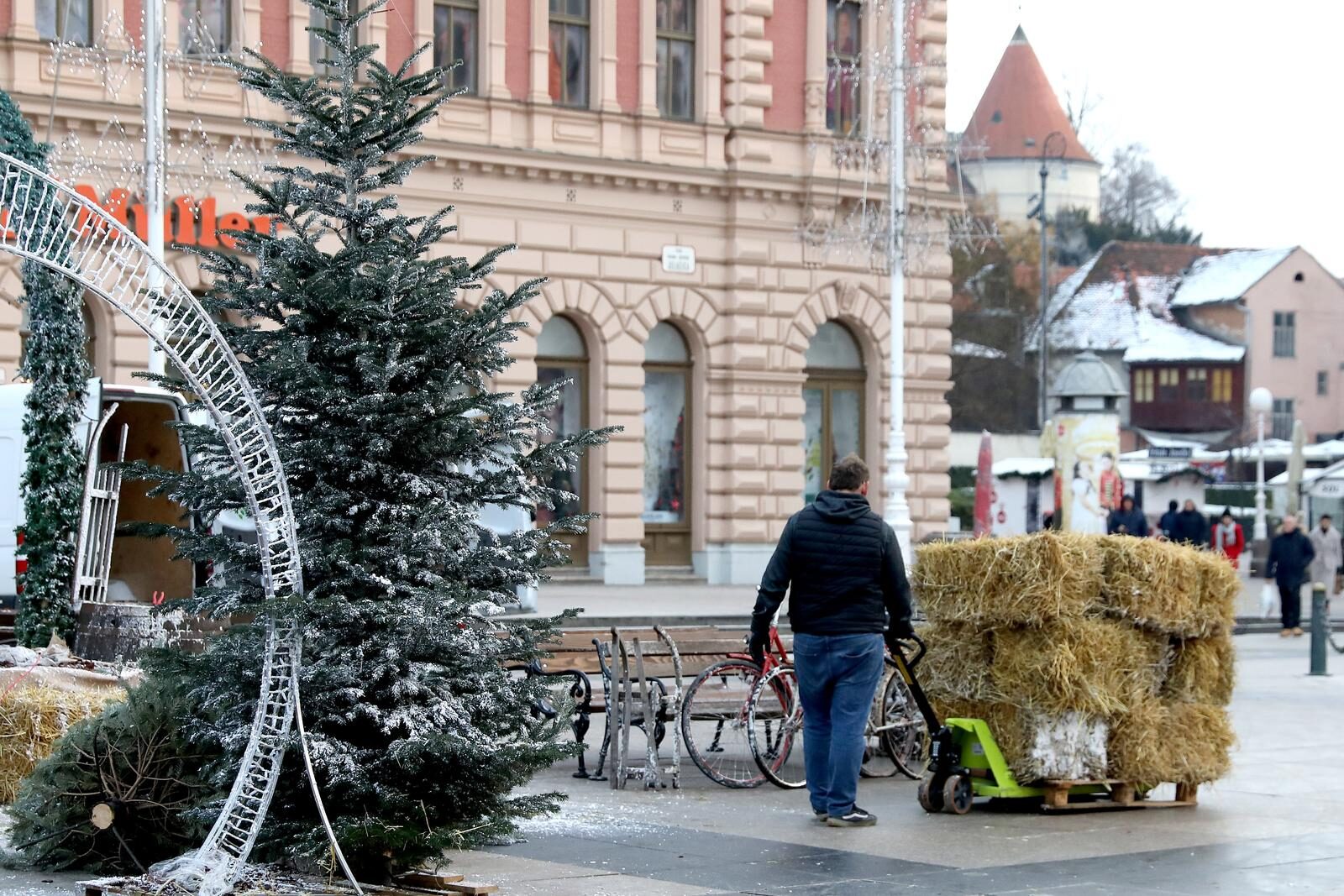 Zagreb: Uklanjanje božićnih ukrasa s Trga zbog dočeka reprezentacije