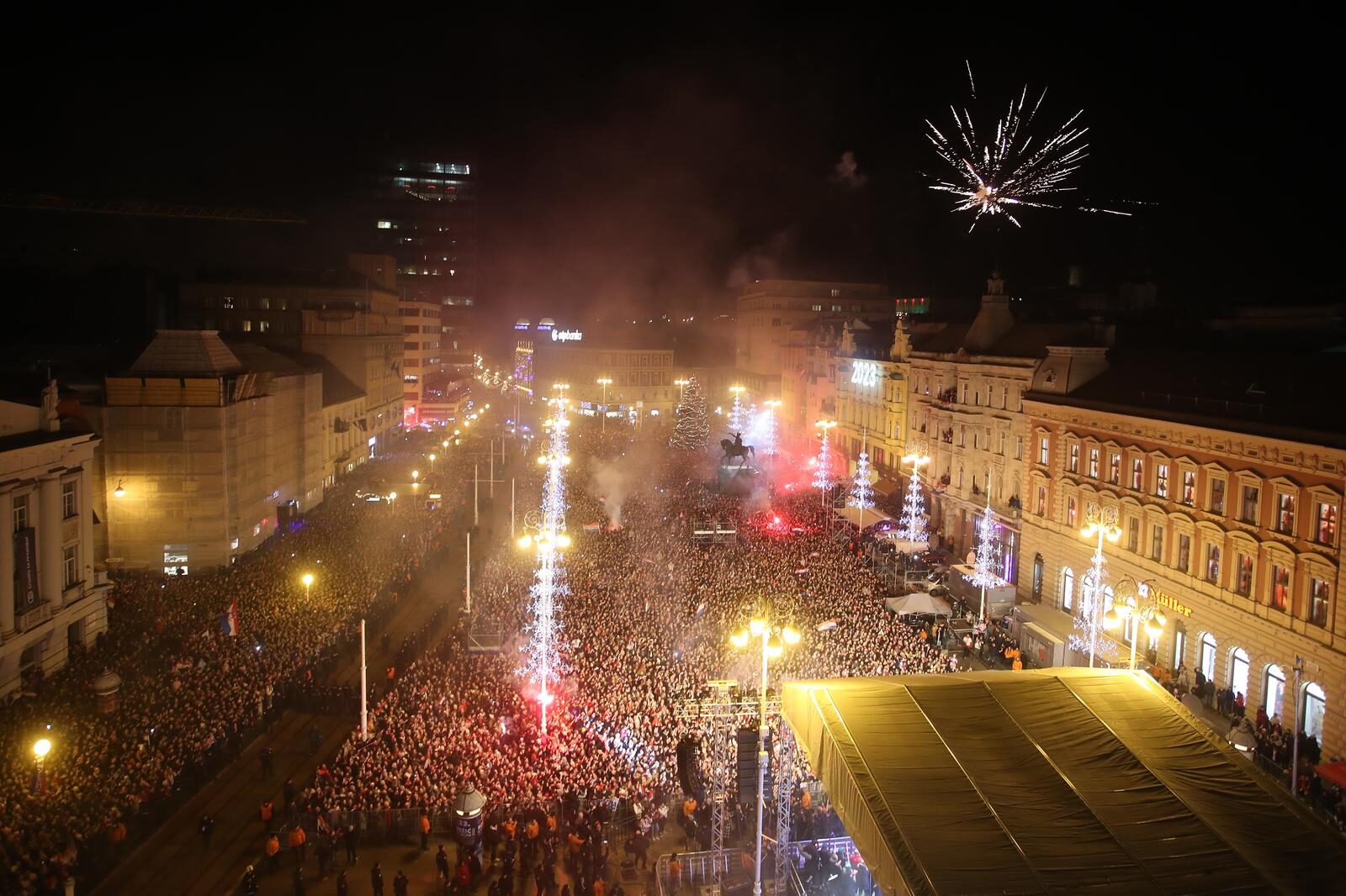 Zagreb: Pogled na atmosferu na dočeku Vatrenih na trgu