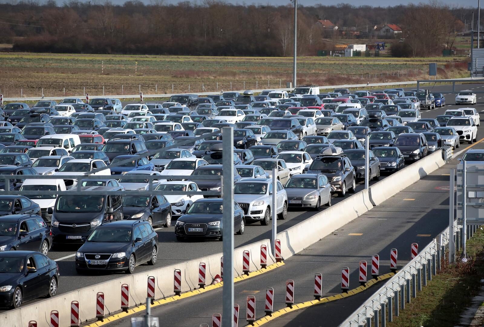 Zagreb: Prometna gužva na naplatnim postajama Ivanja Reka