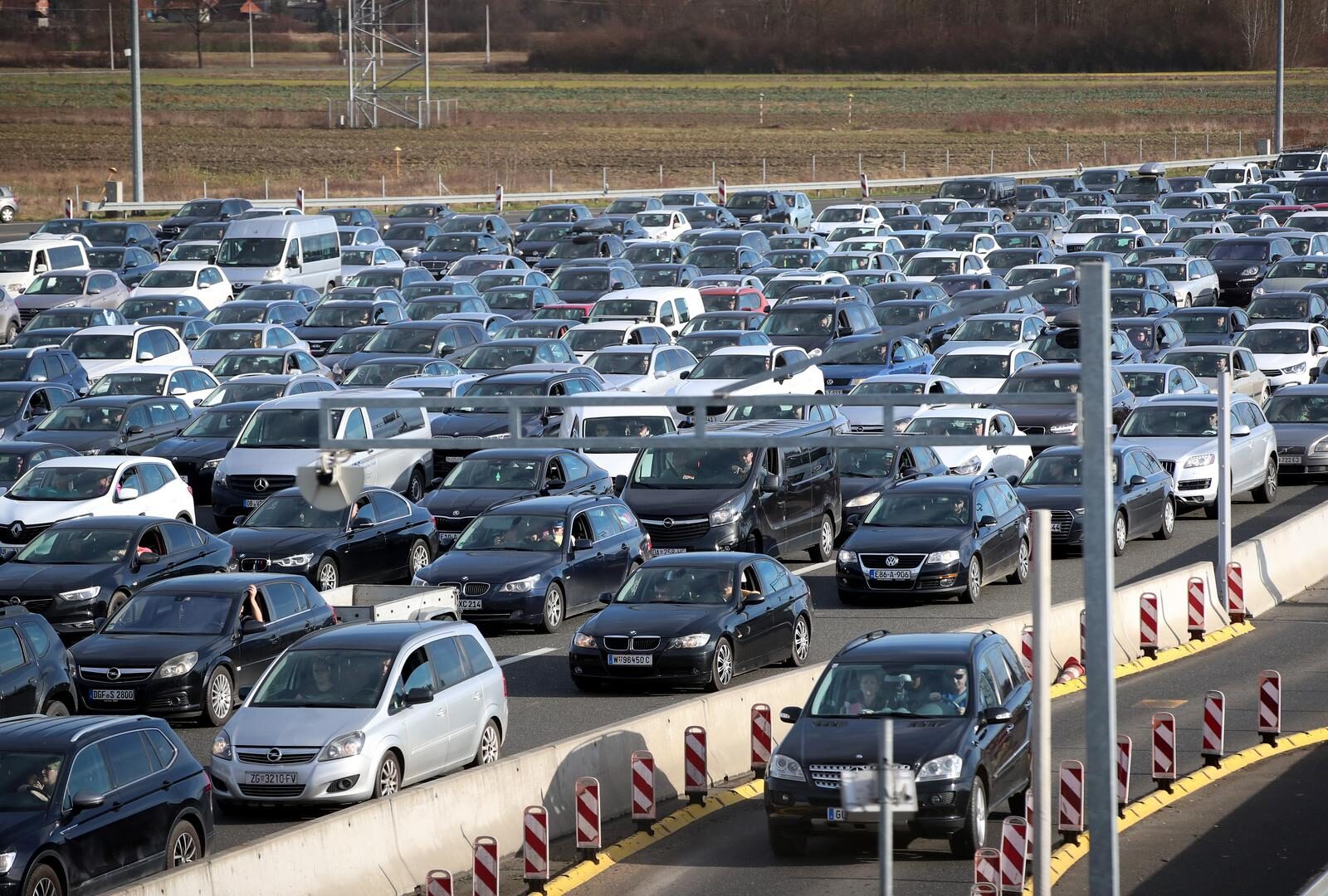 Zagreb: Prometna gužva na naplatnim postajama Ivanja Reka