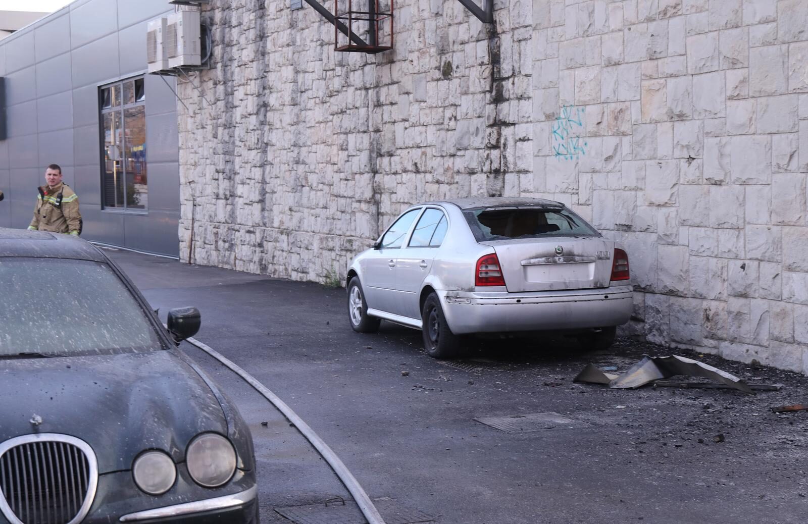 Noćna buktinja u Splitu: Veliki požar izbio u skladištu automobilskih guma