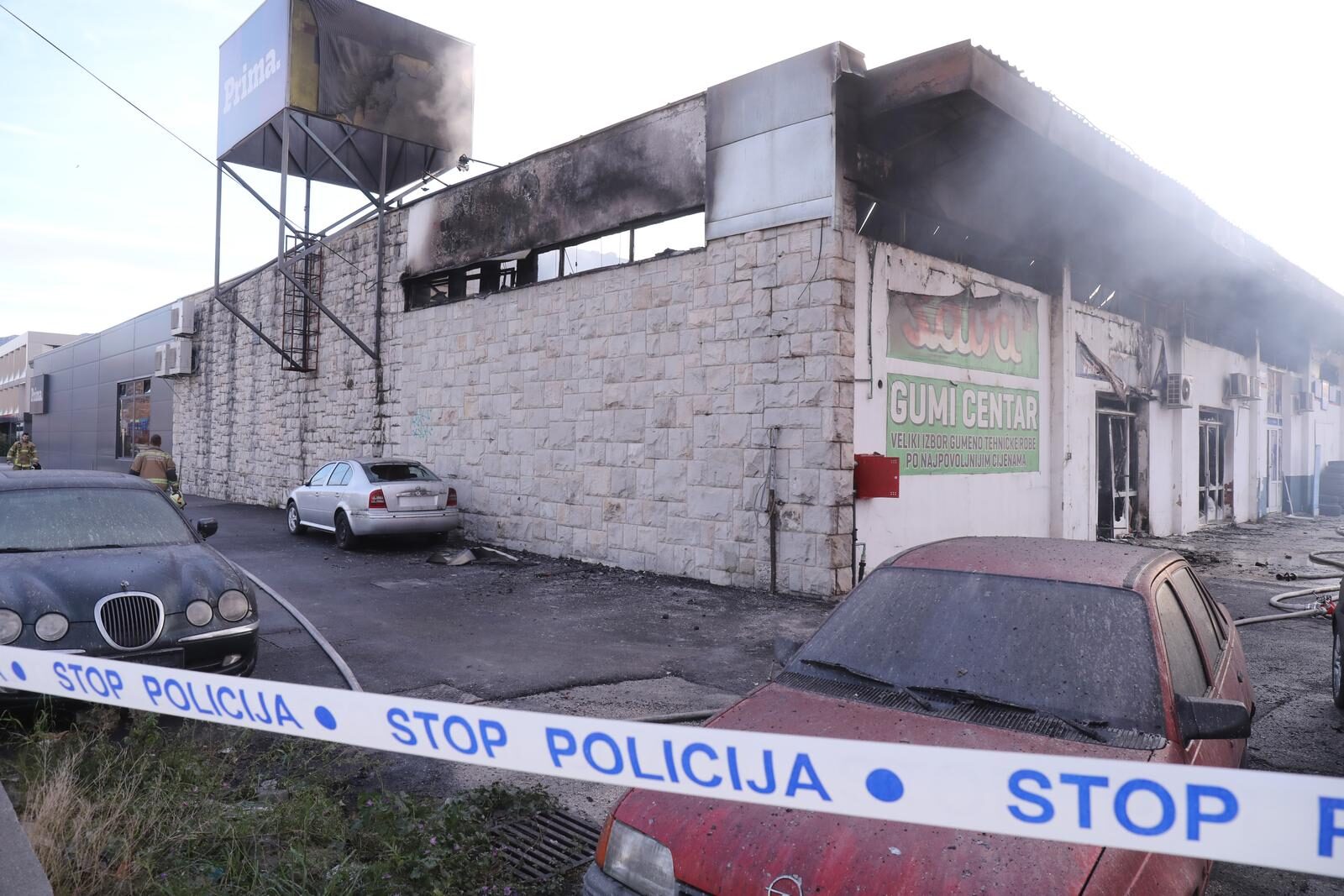 Noćna buktinja u Splitu: Veliki požar izbio u skladištu automobilskih guma