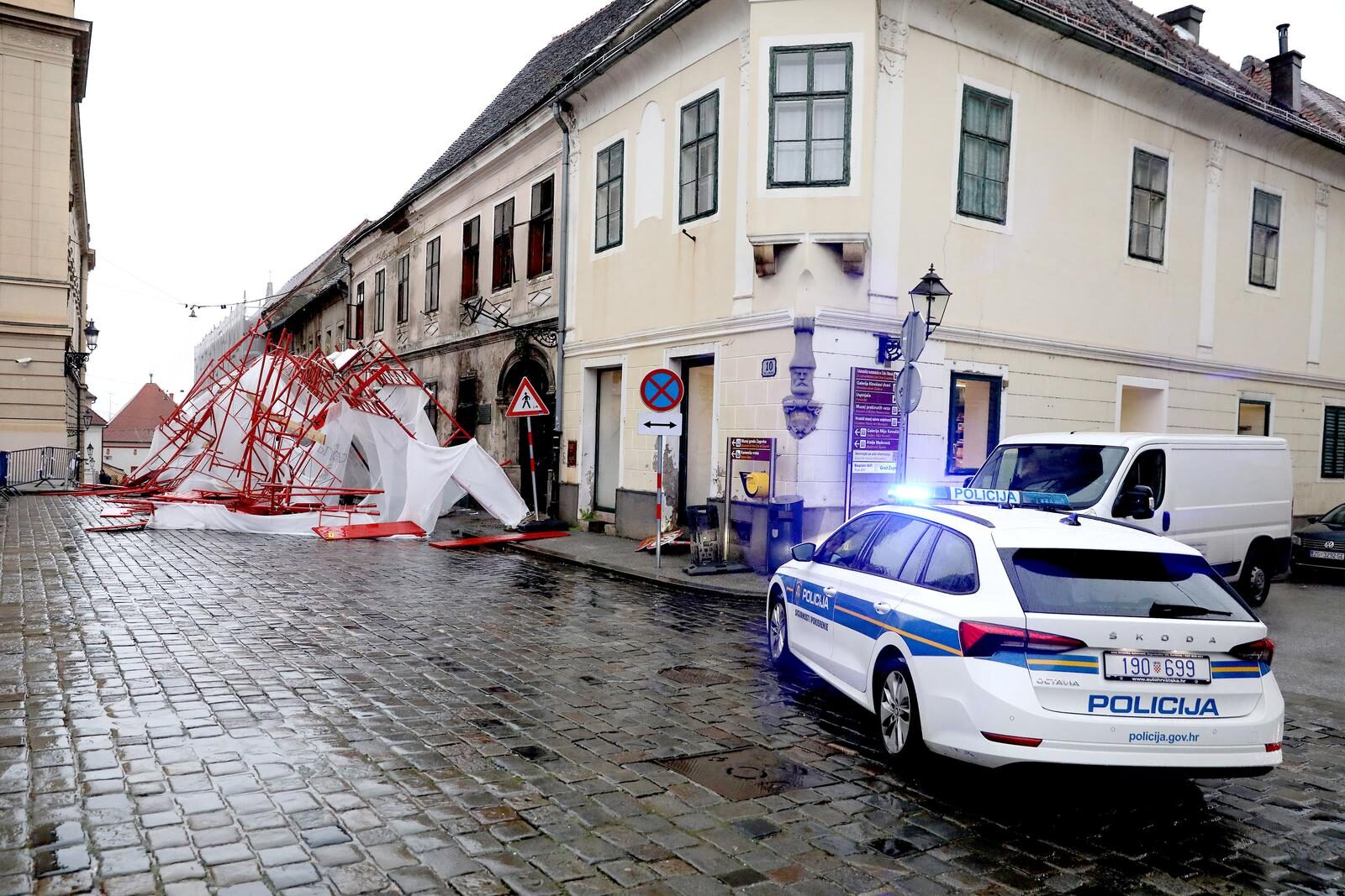 Zagreb: Vjetar srušio skelu na Markovom trgu