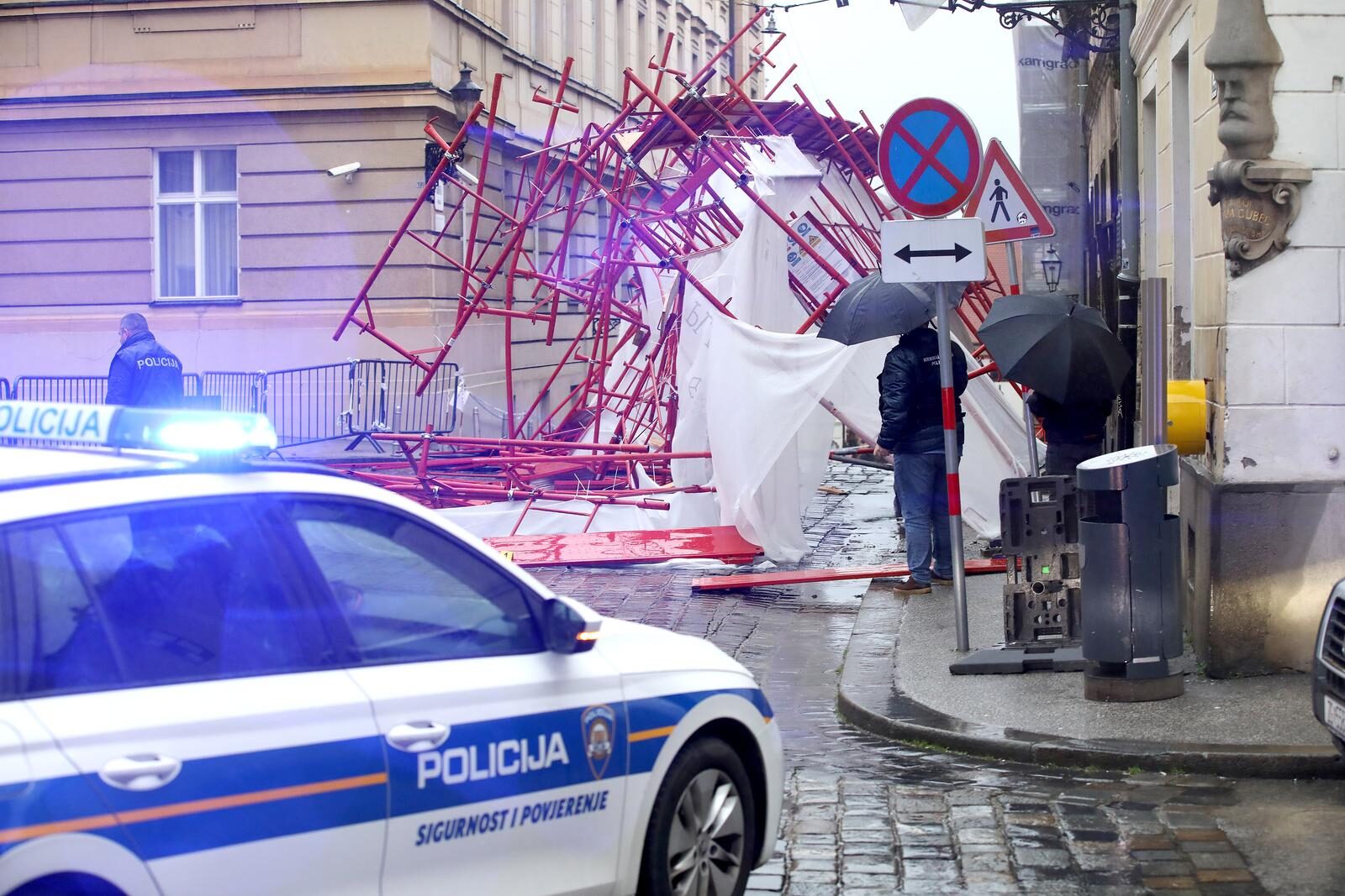 Zagreb: Vjetar srušio skelu na Markovom trgu