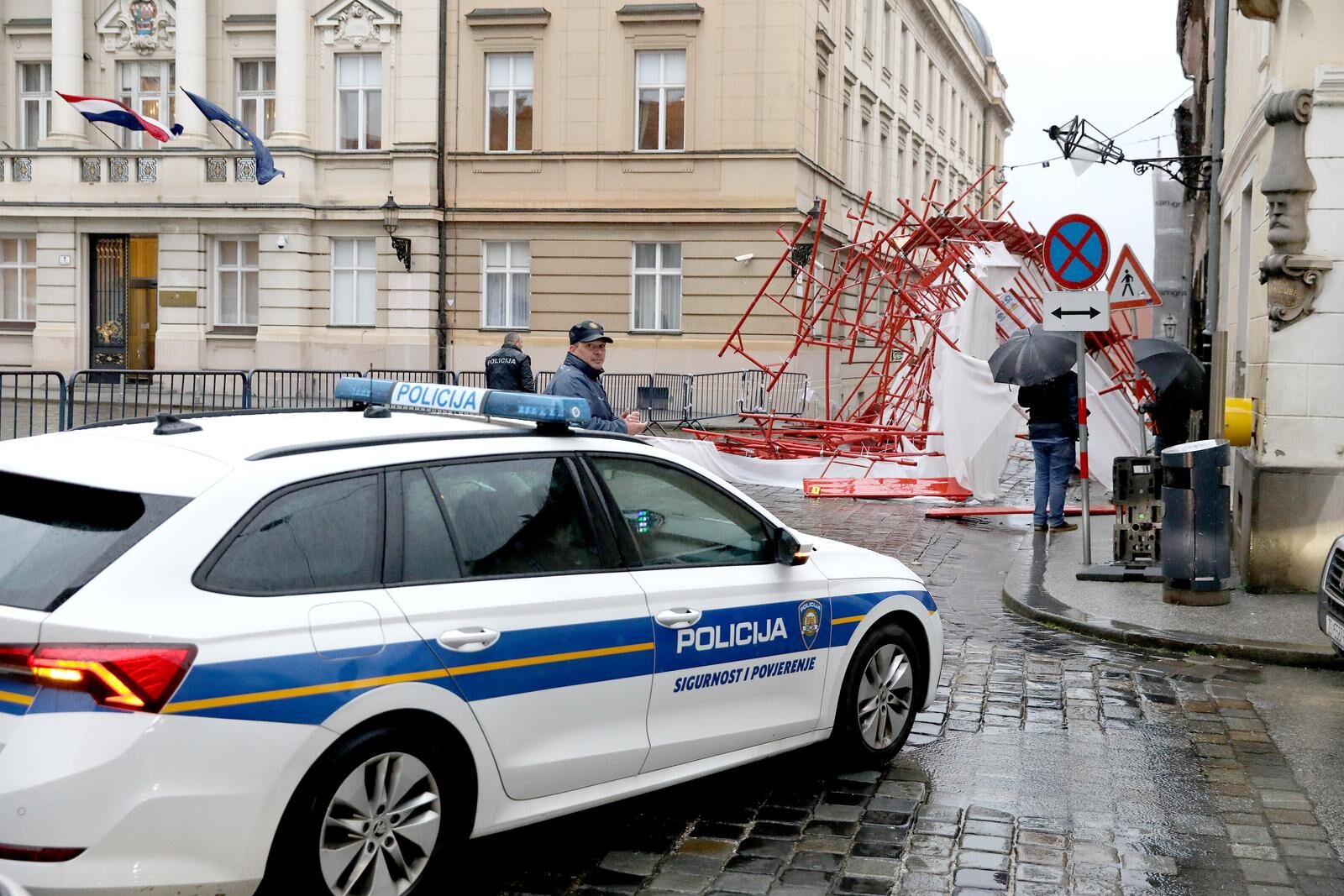 Zagreb: Vjetar srušio skelu na Markovom trgu