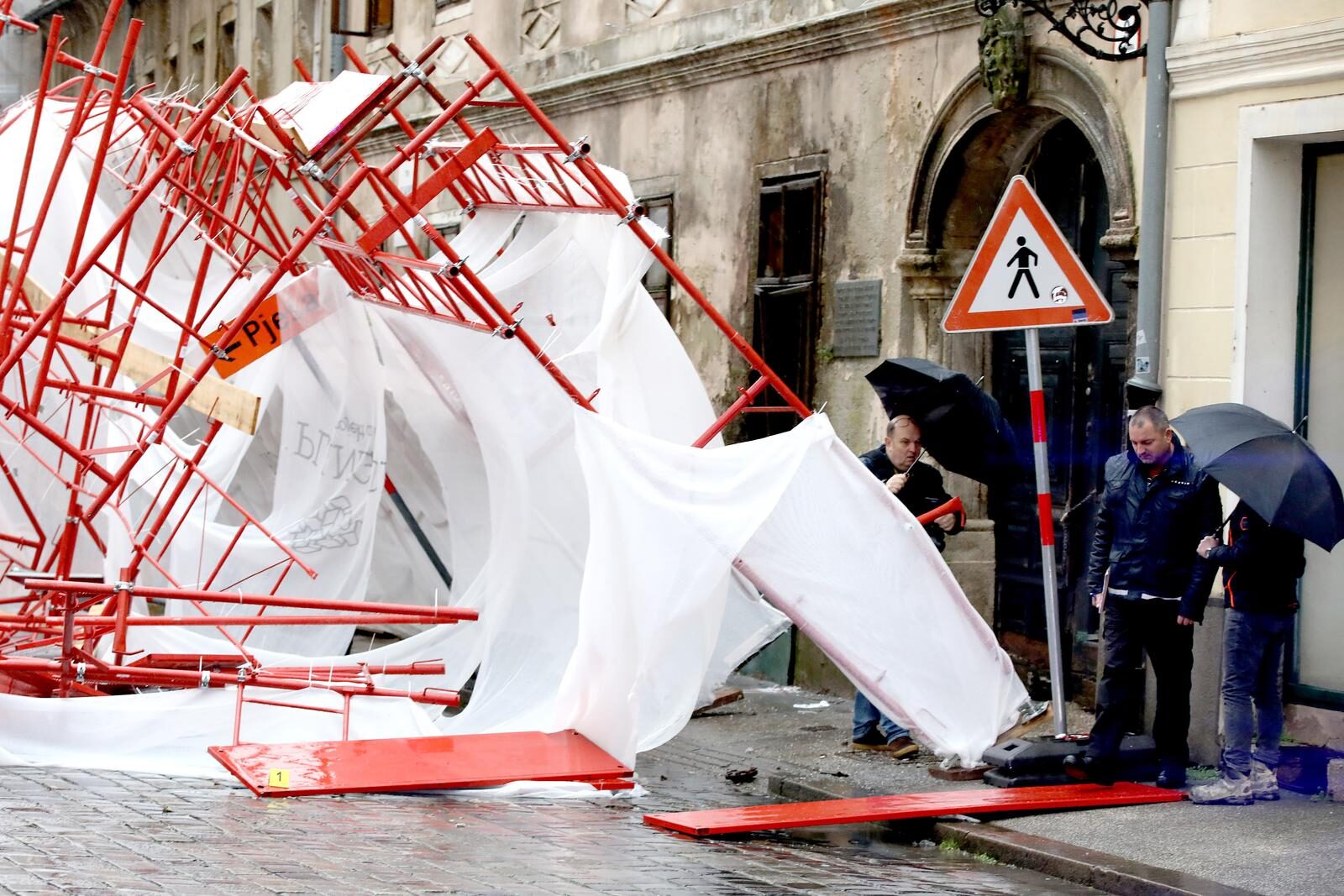 Zagreb: Vjetar srušio skelu na Markovom trgu