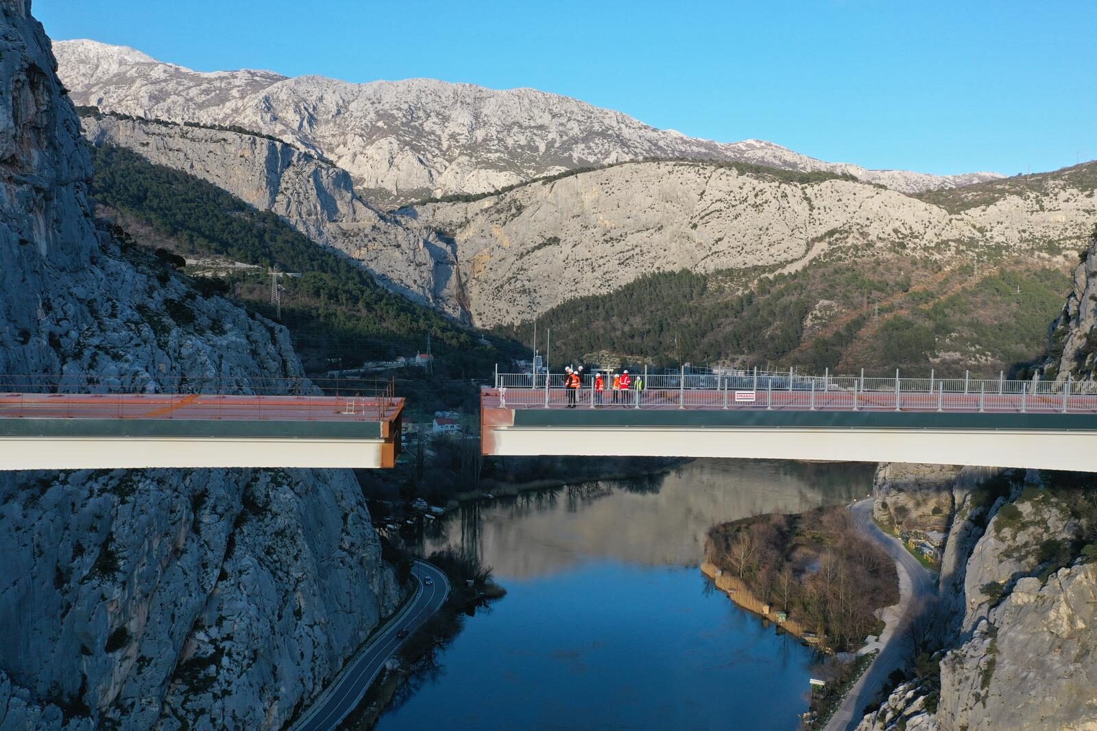 Fotografije iz zraka spajanja mosta iznad rijeke Cetine kod Omiša na 70 metara nadmorske visine