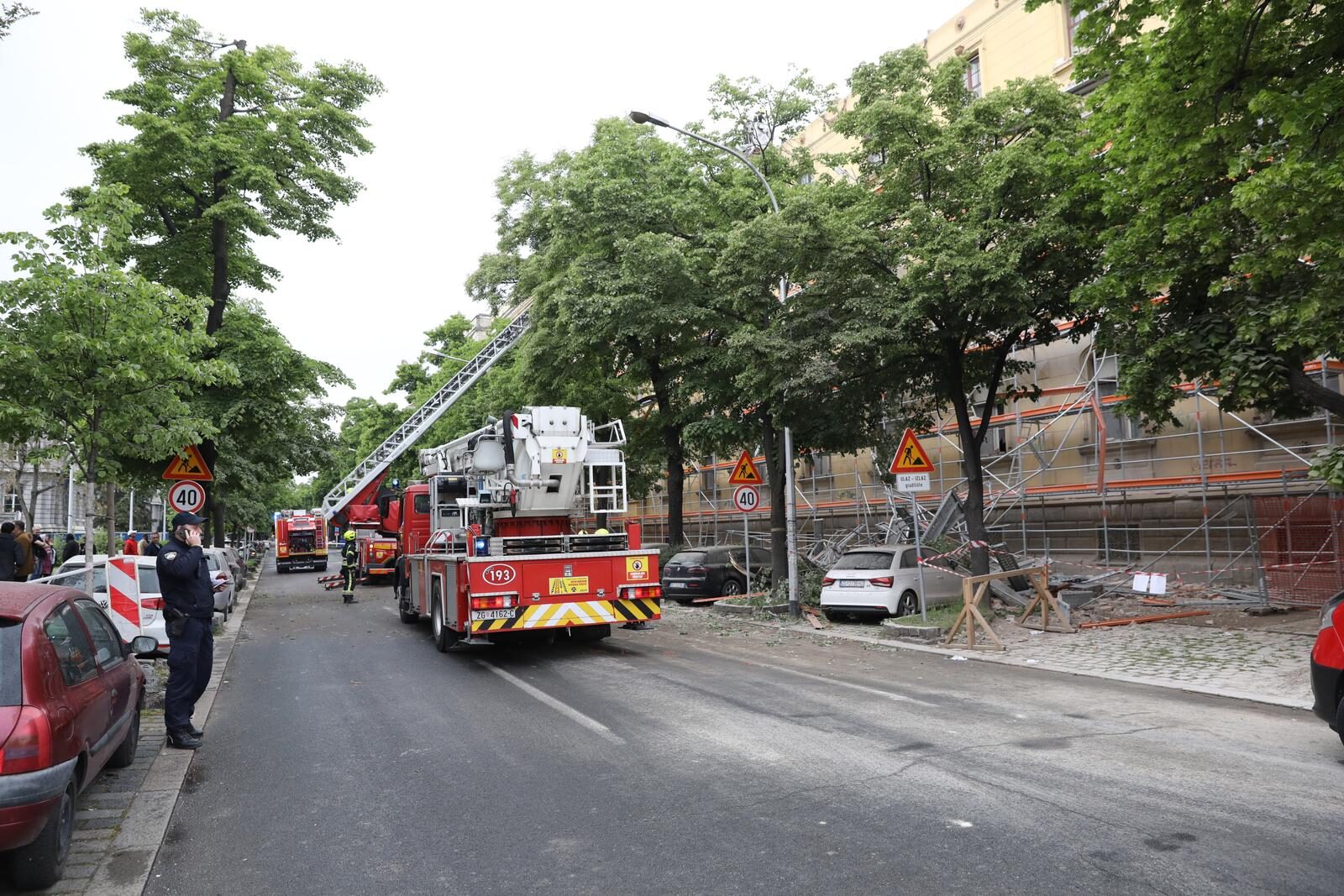 Zagreb: Skela i dio zgrade urušili se na automobile u Klaićevoj ulici