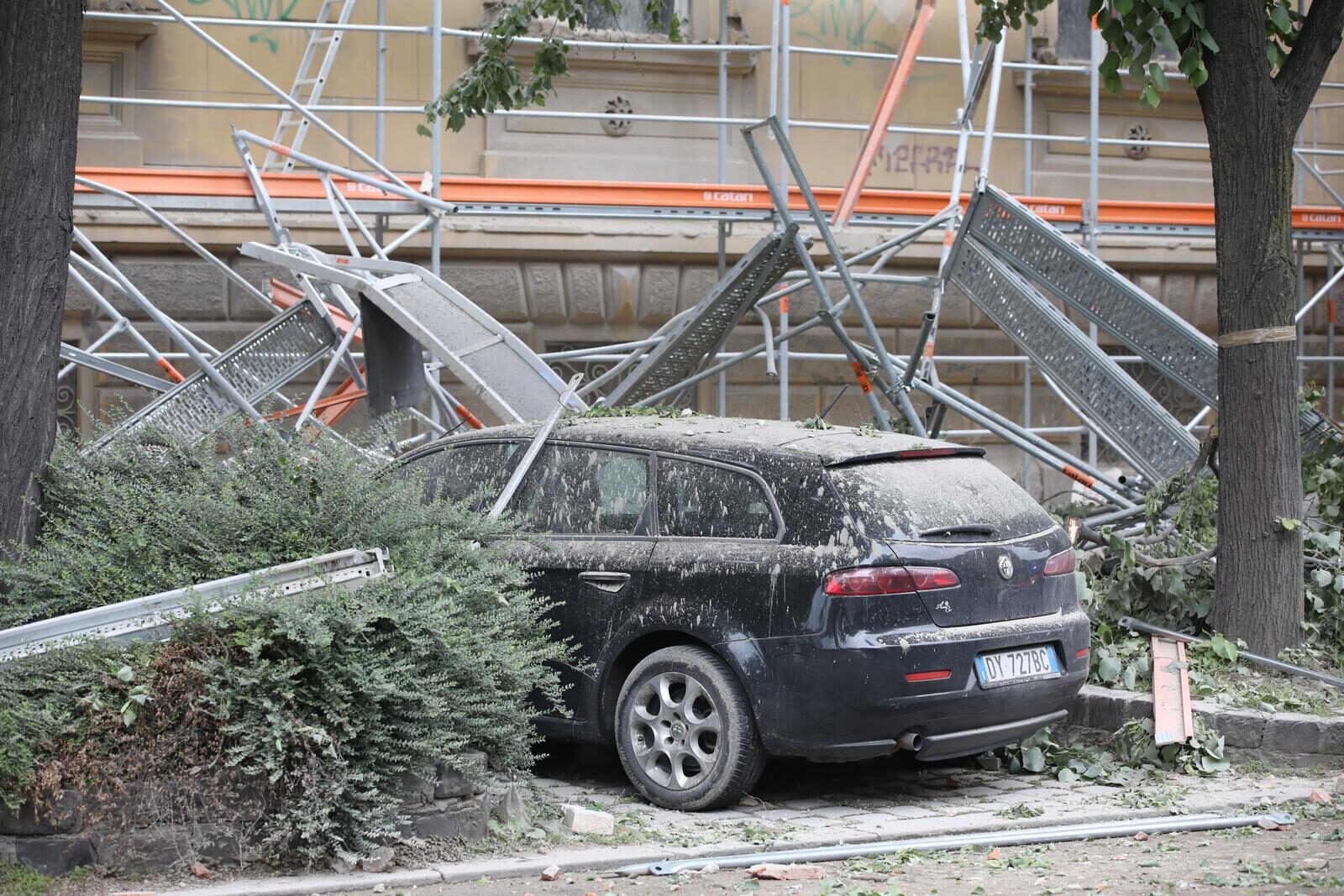 Zagreb: Skela i dio zgrade urušili se na automobile u Klaićevoj ulici