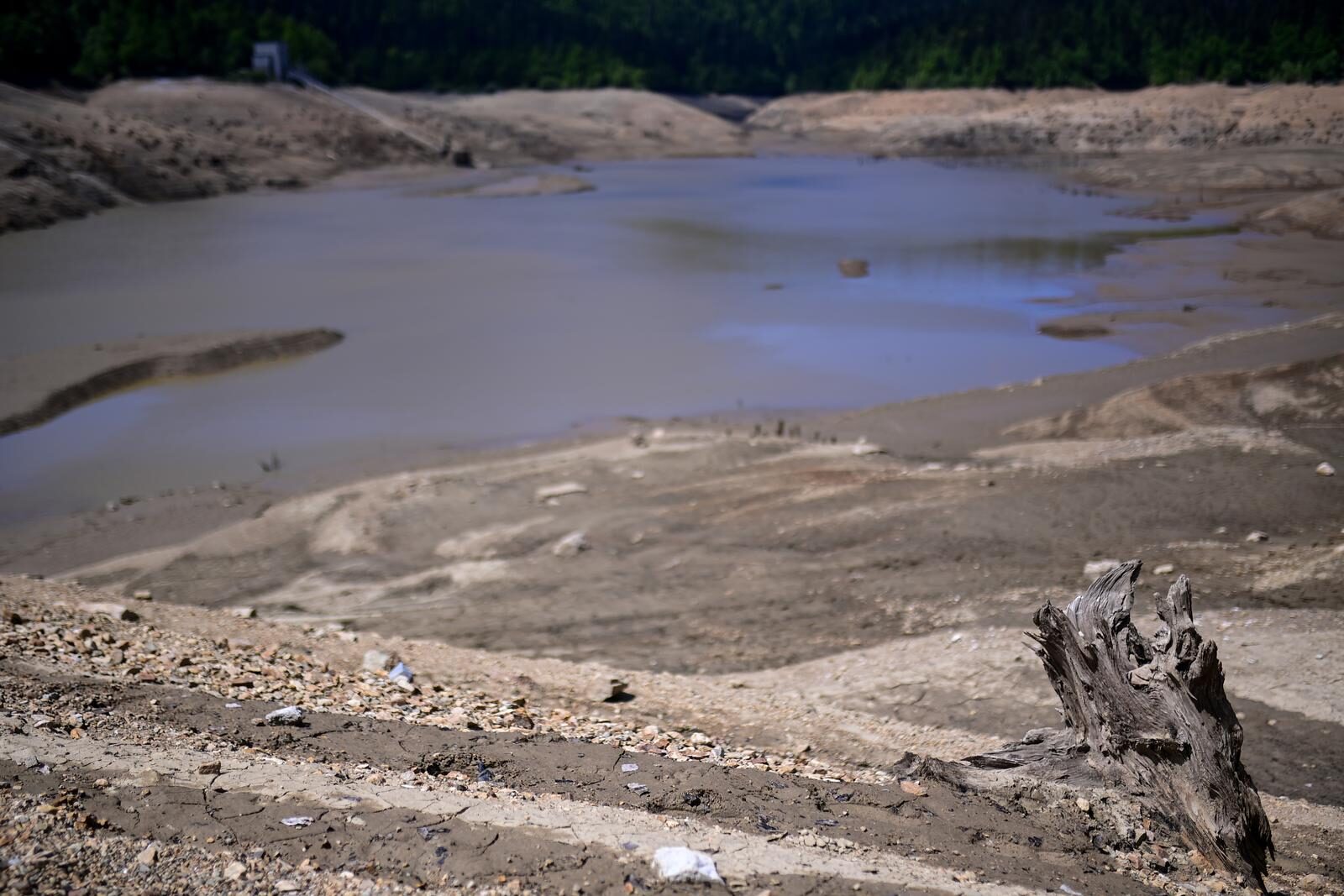 Nakon 22 godine isušeno Lokvarsko jezero, dno skriva ostatke potopljenog naselja