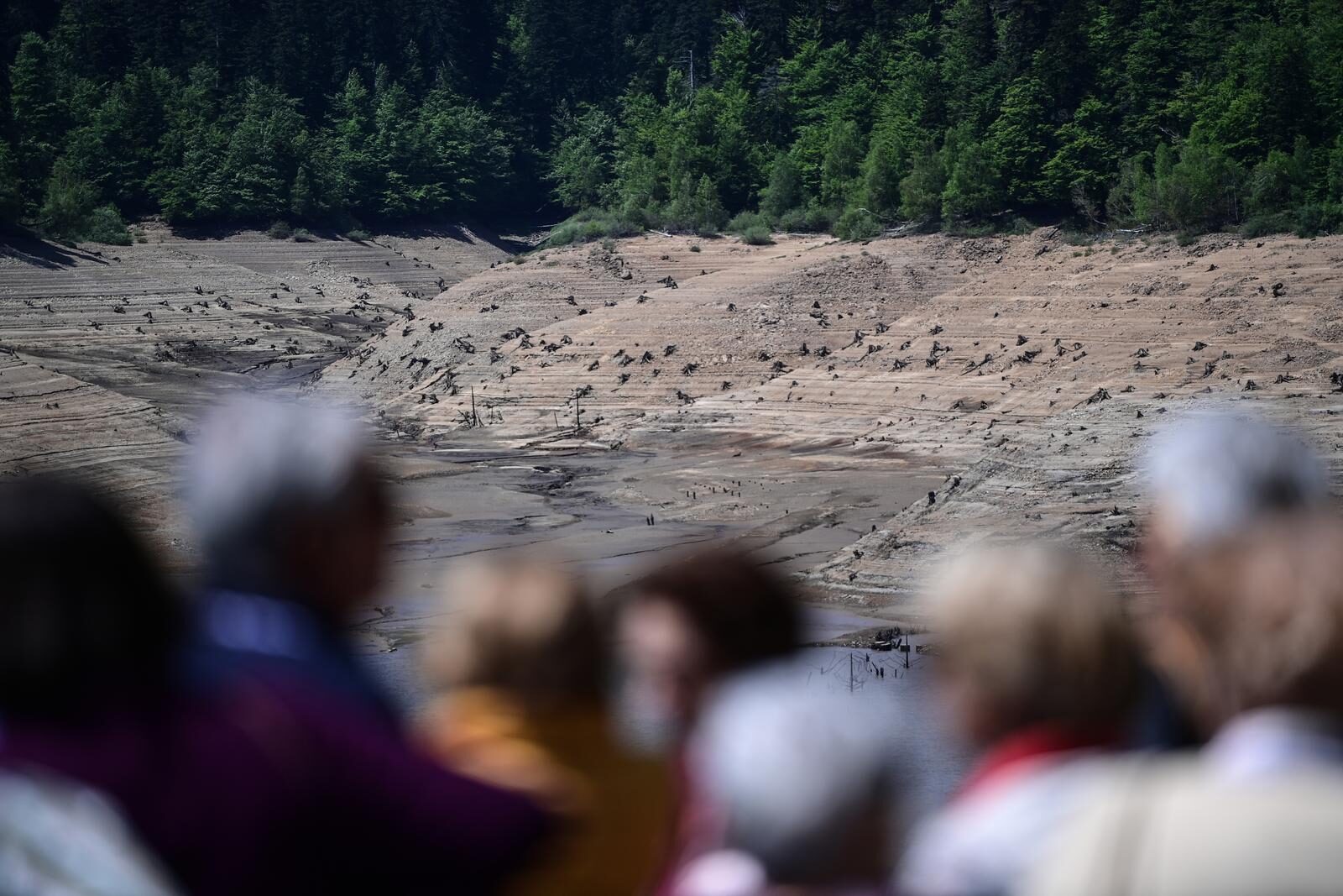 Nakon 22 godine isušeno Lokvarsko jezero, dno skriva ostatke potopljenog naselja