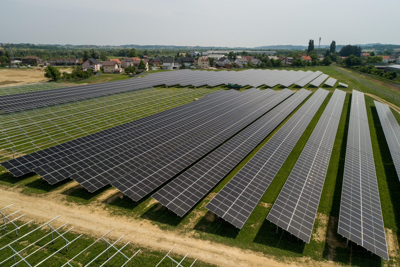 Kod Ivanca se gradi prva agrosolarna elektrana u Hrvatskoj, proizvodit će zelenu energiju i ekološku hranu