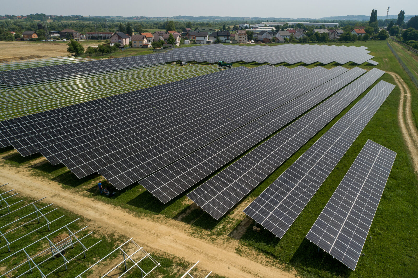 Kod Ivanca se gradi prva agrosolarna elektrana u Hrvatskoj, proizvodit će zelenu energiju i ekološku hranu