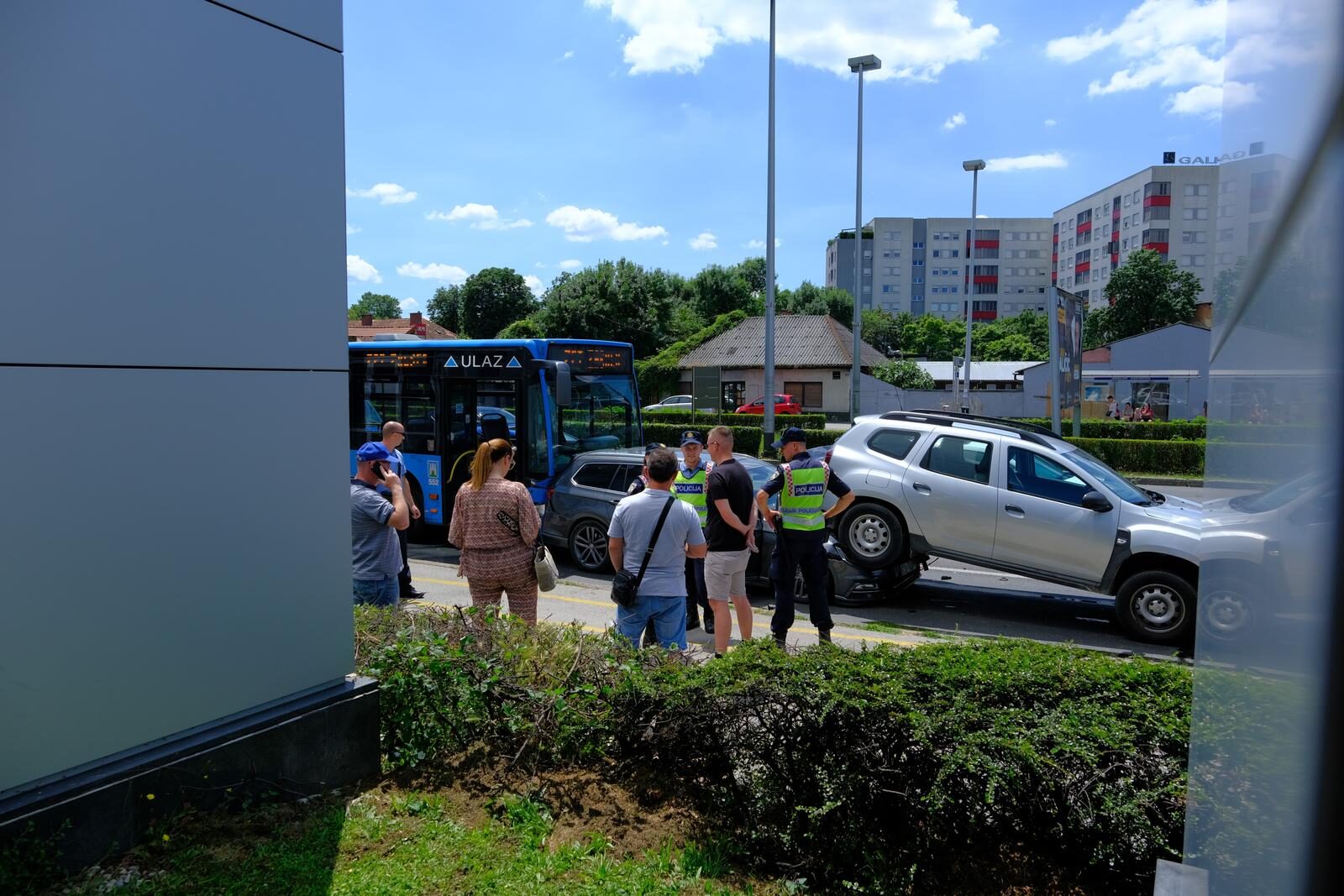 Zagreb: Autobus ZET-a pokupio nekoliko automobila na križanju Heinzleove i Vukovarske