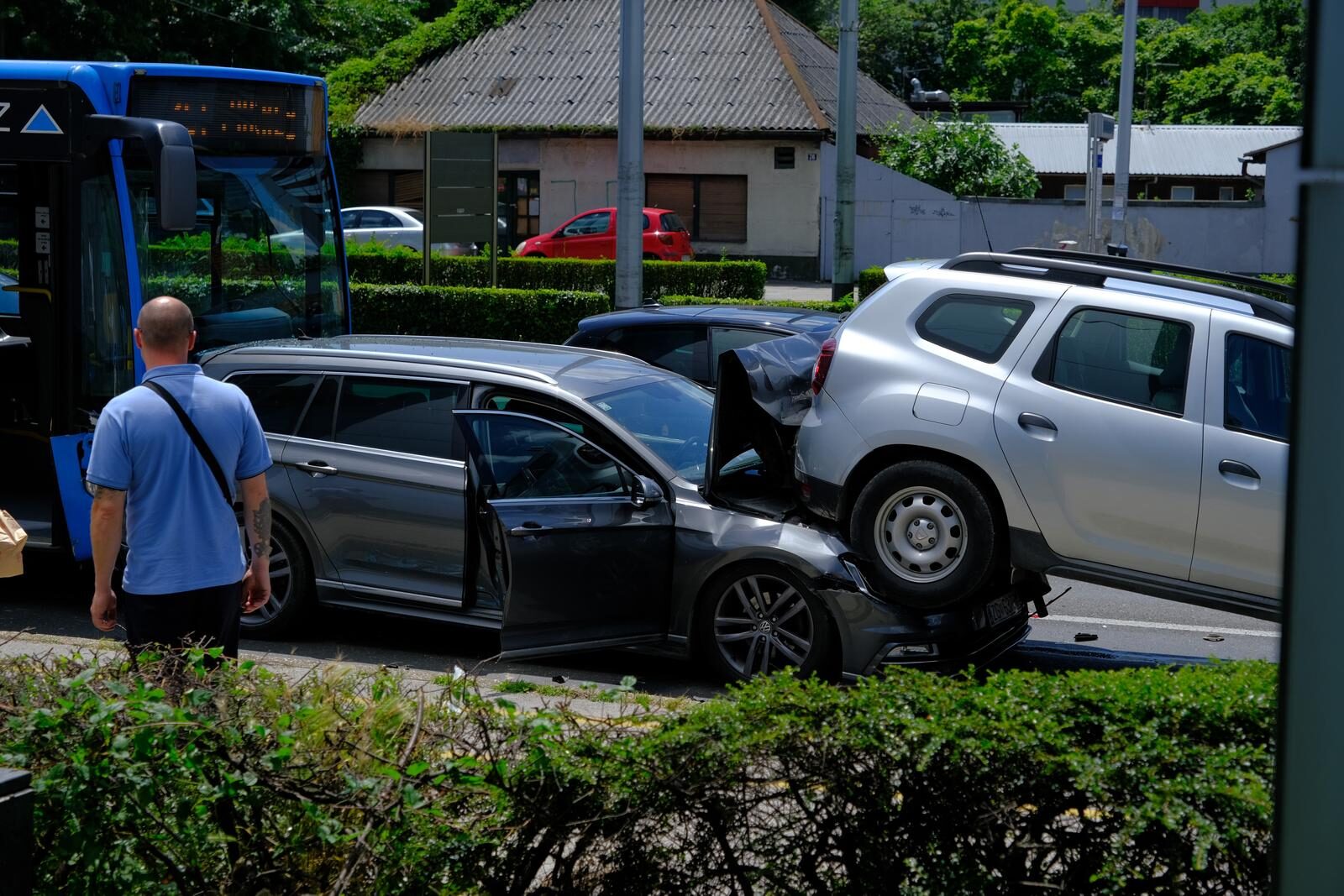 Zagreb: Autobus ZET-a pokupio nekoliko automobila na križanju Heinzleove i Vukovarske