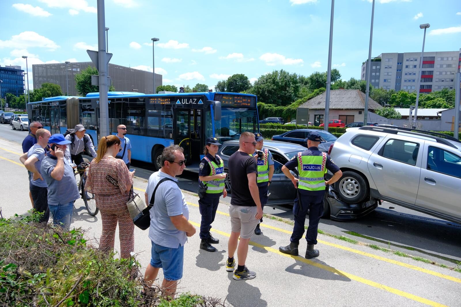 Zagreb: Autobus ZET-a pokupio nekoliko automobila na križanju Heinzleove i Vukovarske