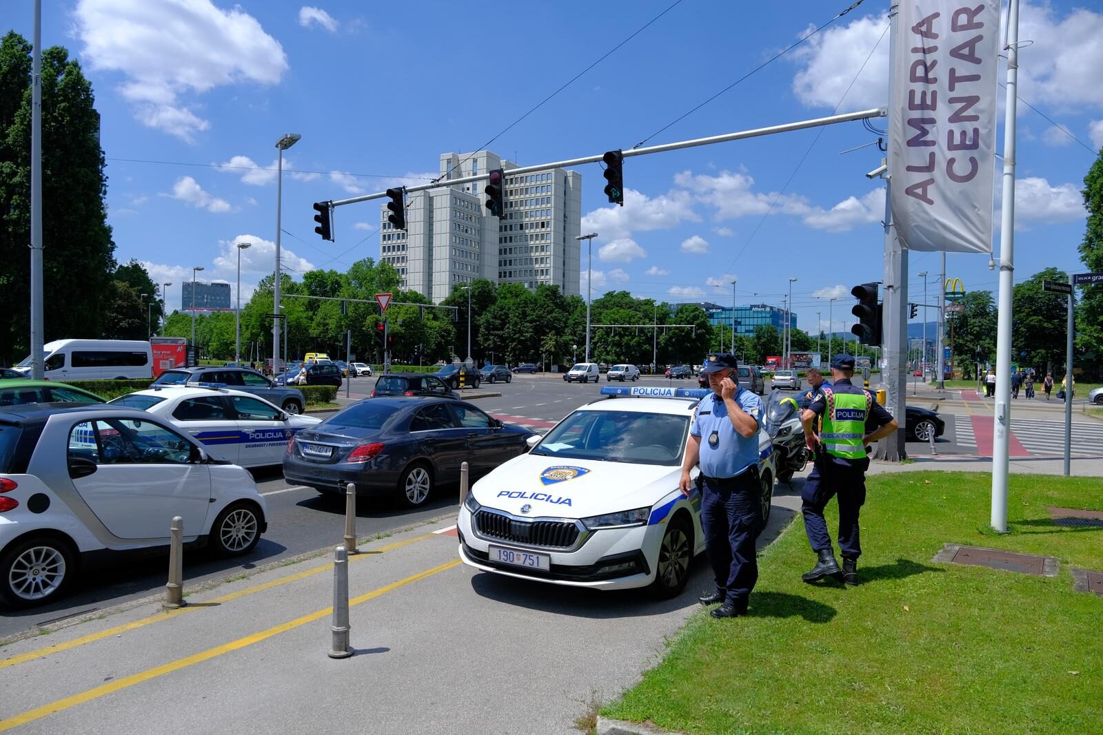 Zagreb: Autobus ZET-a pokupio nekoliko automobila na križanju Heinzleove i Vukovarske