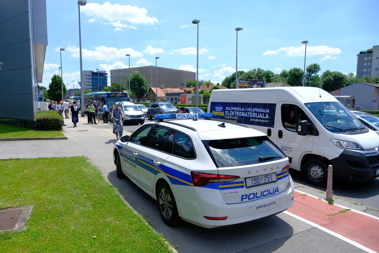 Zagreb: Autobus ZET-a pokupio nekoliko automobila na križanju Heinzleove i Vukovarske