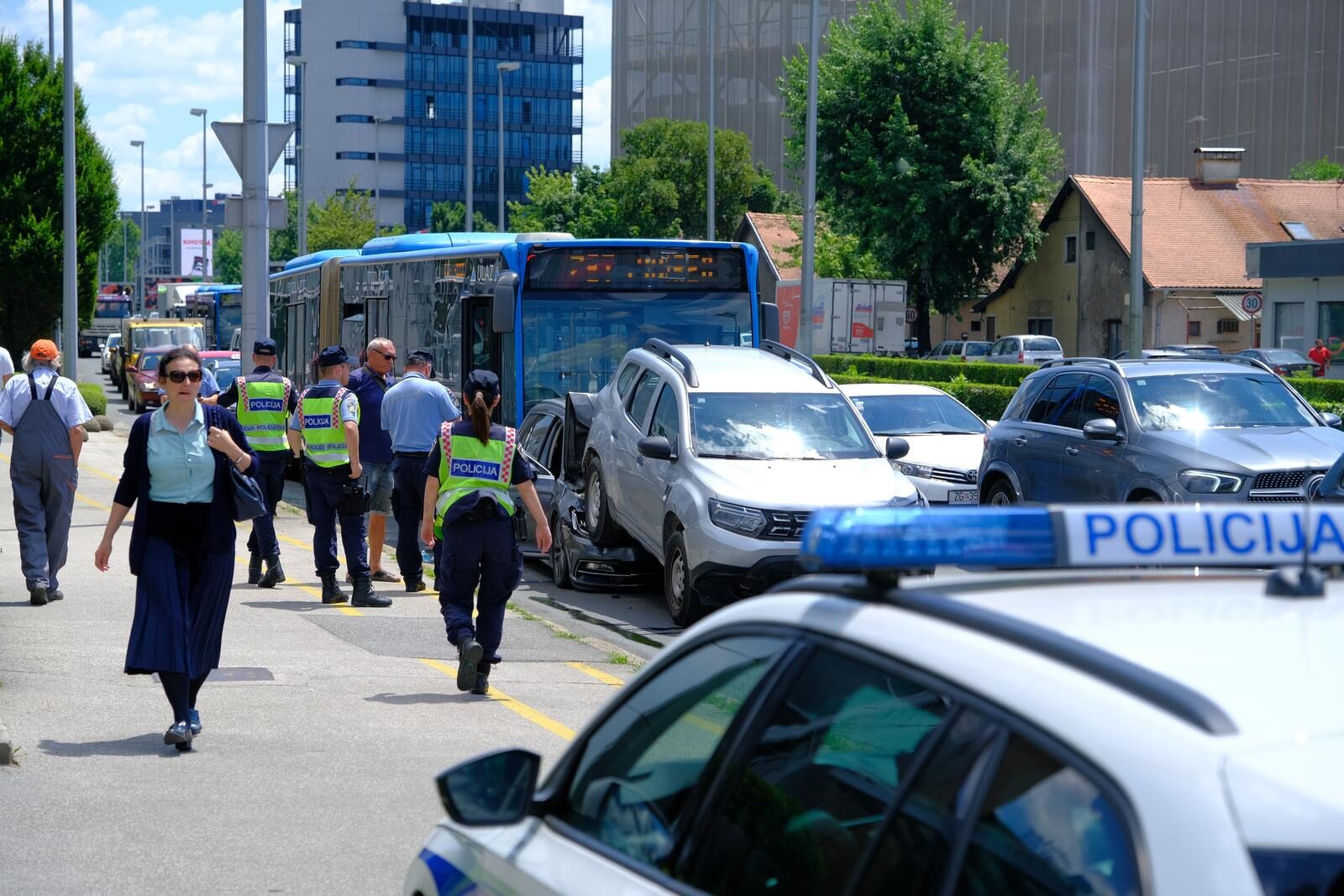 Zagreb: Autobus ZET-a pokupio nekoliko automobila na križanju Heinzleove i Vukovarske