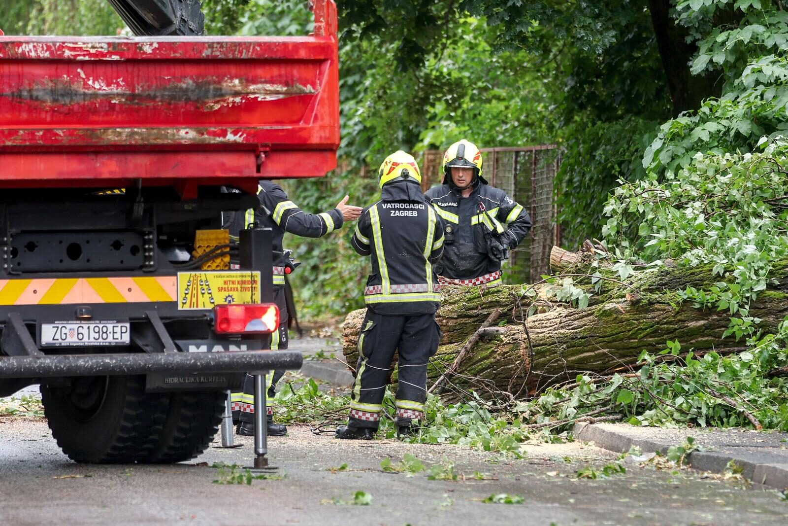 Nevrijeme pogodilo Zagreb, vjetar rušio drveća na automobile