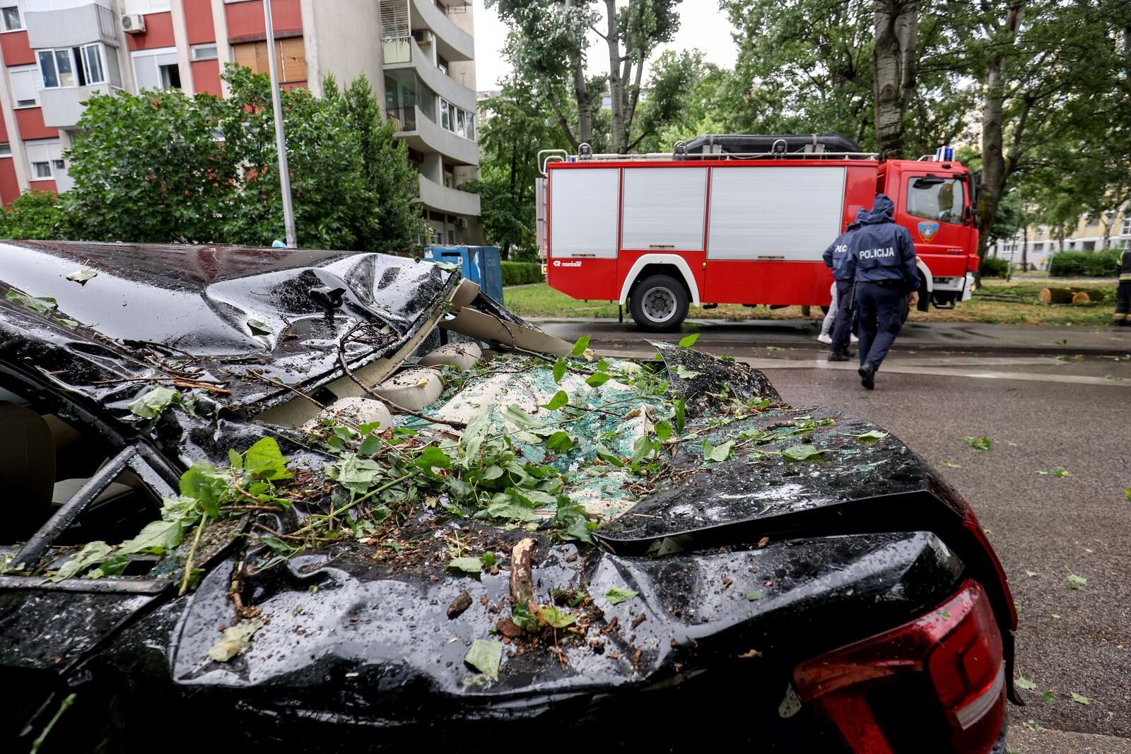 Nevrijeme pogodilo Zagreb, vjetar rušio drveća na automobile