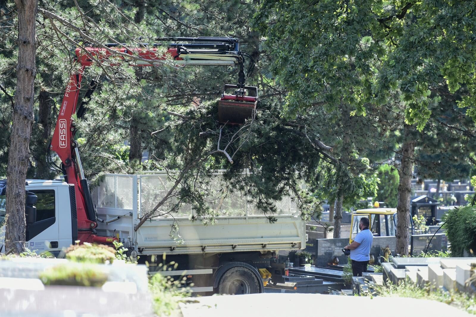 Zagreb: Olujno nevrijeme poharalo Mirogoj, stabala padala po grobovima