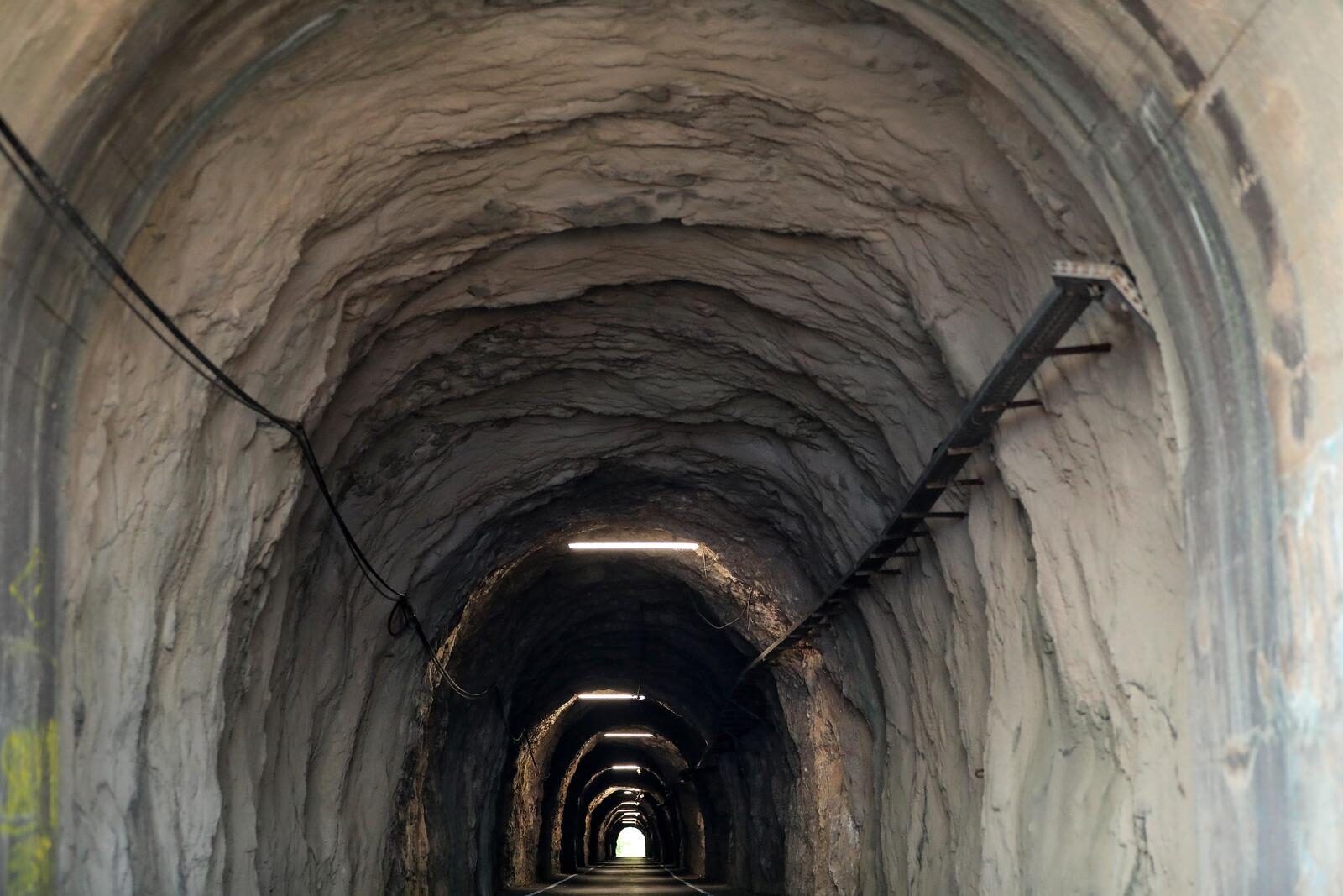 Prije pola stoljeća mještani su sami prokopali mali tunel koji je preporodio pelješki kraj