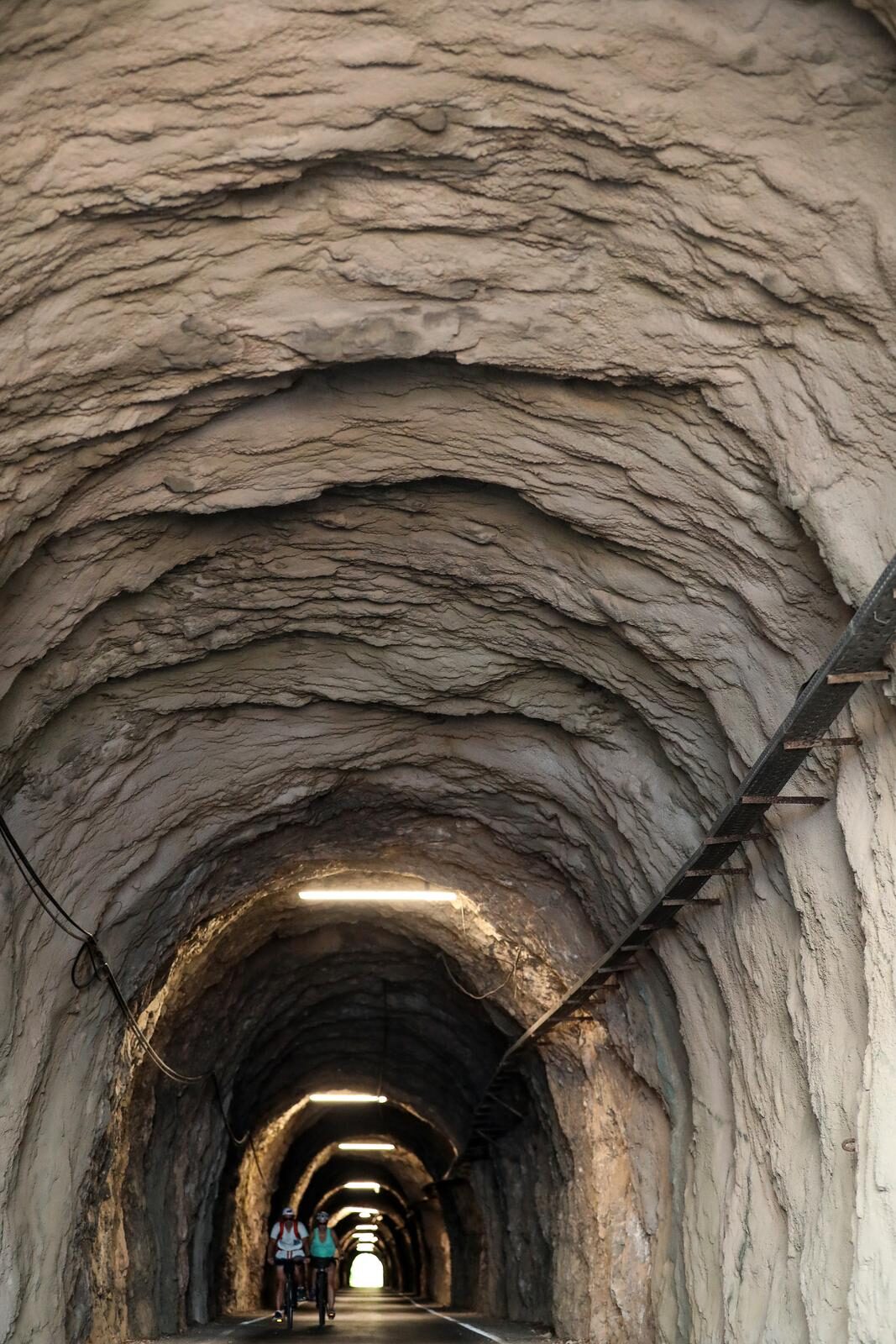 Prije pola stoljeća mještani su sami prokopali mali tunel koji je preporodio pelješki kraj